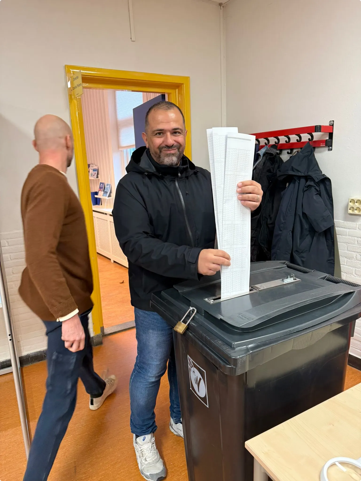 Radouan stemt in Arnhem, bij de Mozaïekschool.