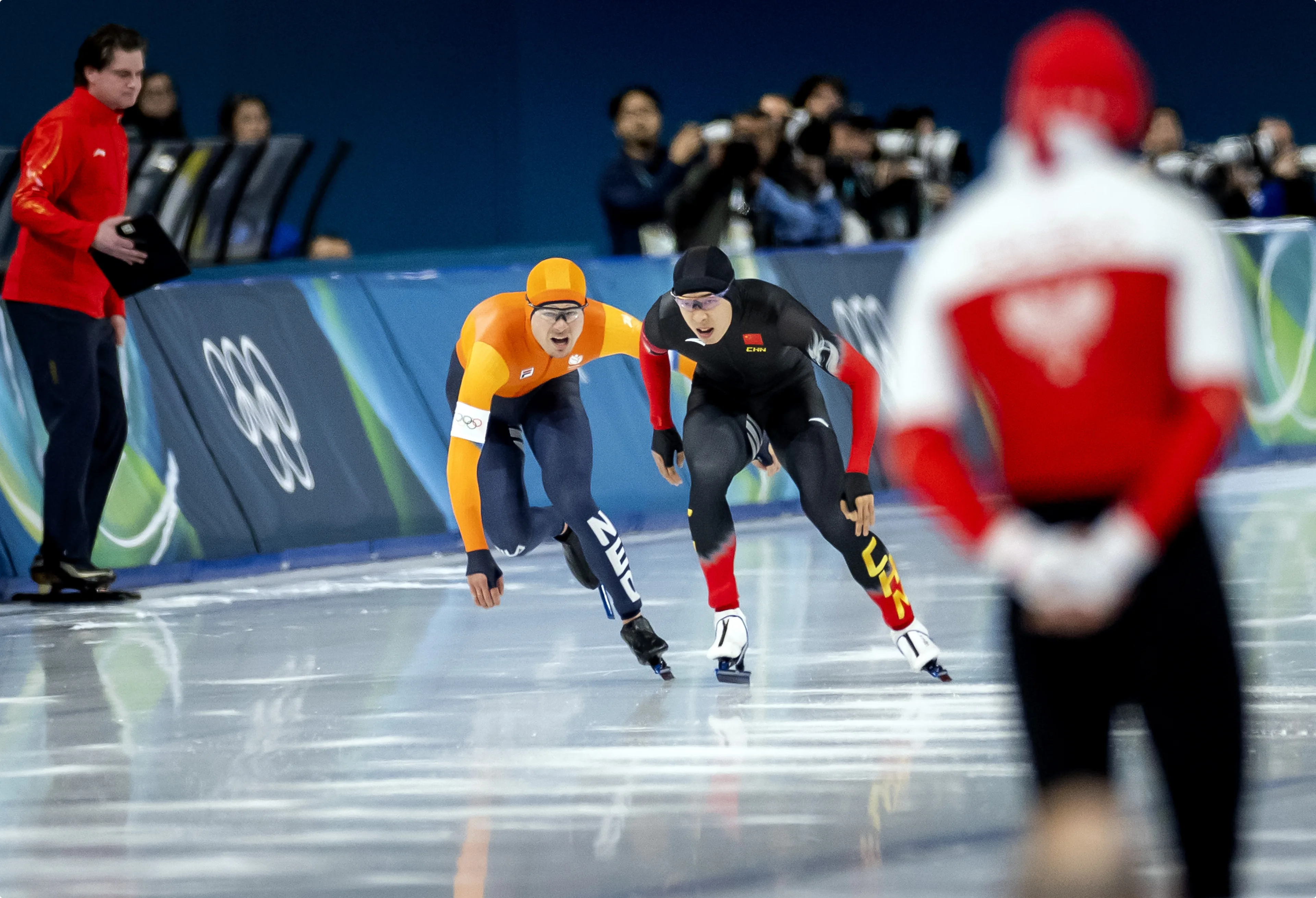 Joep Wennemars schaatst de 1000 meter op de Olympische Spelen over. De 23-jarige Nederlander werd in zijn rit gehinderd door de Chinees Ziwen Lian. Beeld: ANP