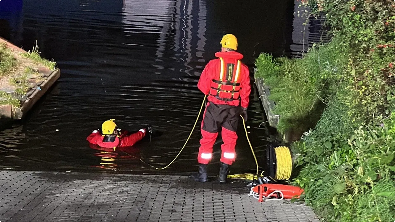 Auto belandt in water Maastricht na politieachtervolging, beeld: Track88