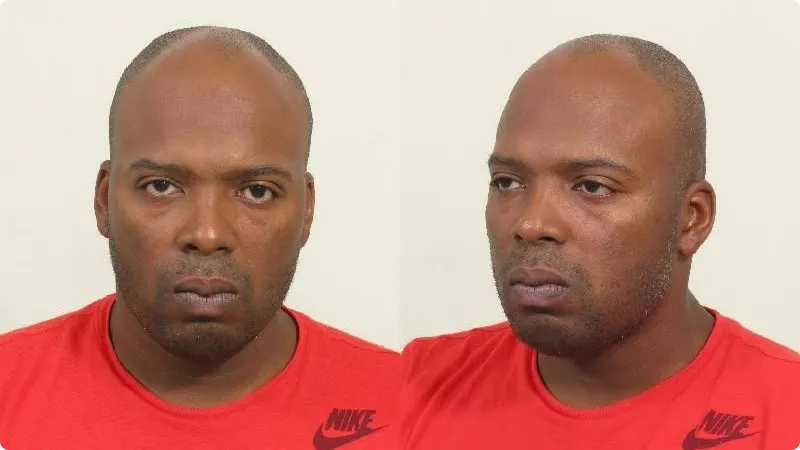 De politie is op zoek naar een 47-jarige man die verdacht wordt van betrokkenheid bij de gewelddadige dood van Sherwin Peterhof. Het gaat om Hugo Ruimwijk uit Rotterdam. Beeld: politie. 