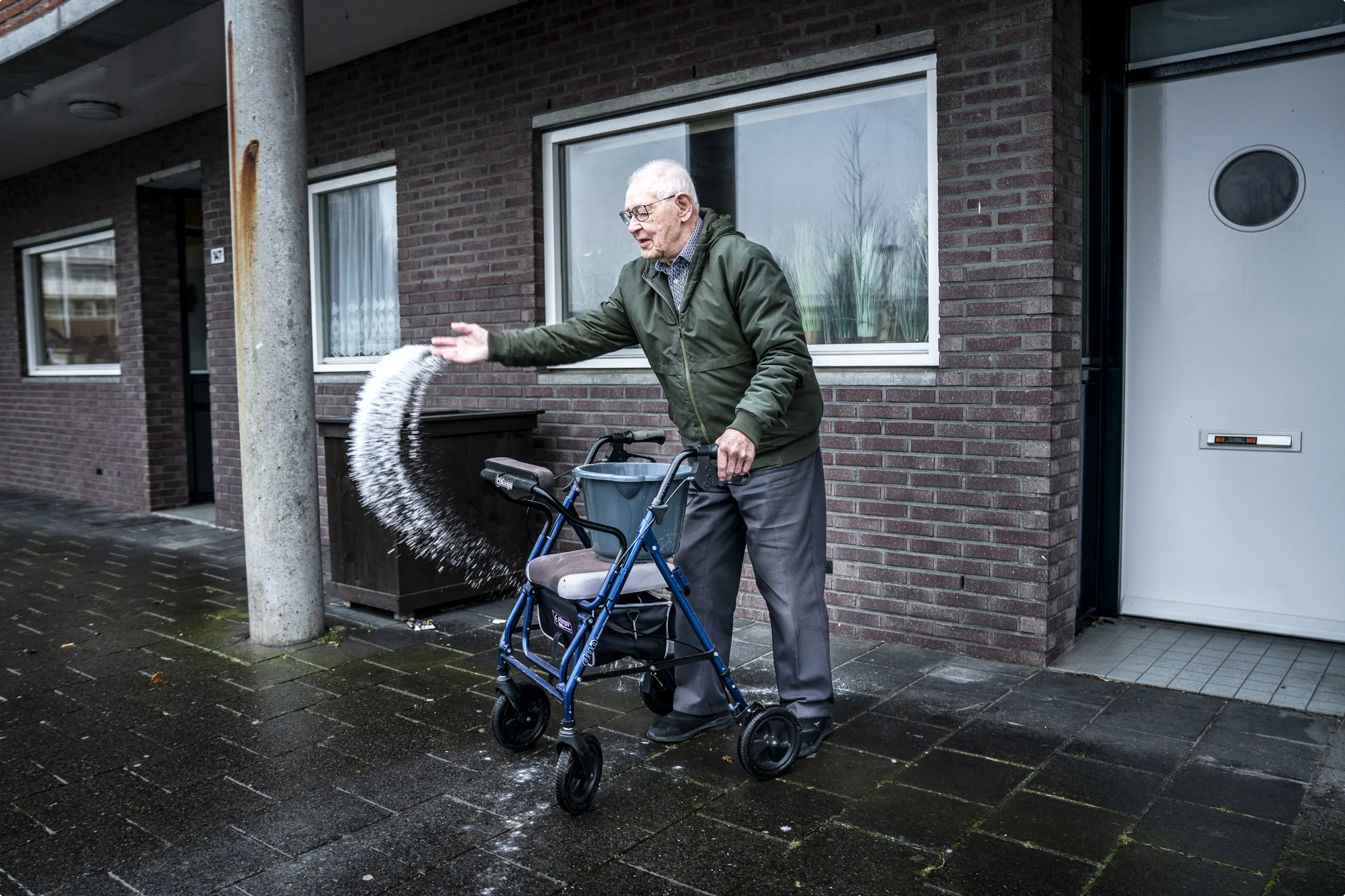 Mensen strooiden zelf zout voor de veiligheid. Beeld: ANP