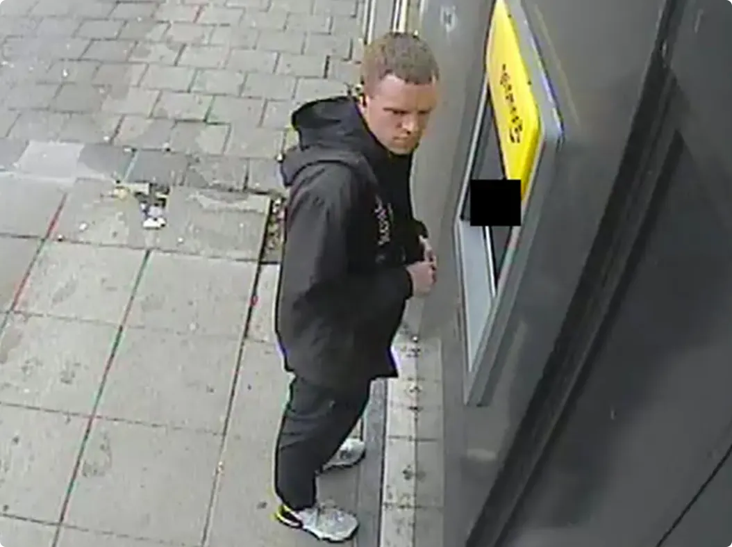 Tijn neemt 11 september rond 15.00 uur geld op bij een Geldmaat in Alkmaar. Beeld: Opsporing Verzocht