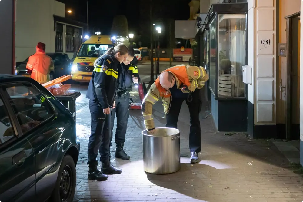 Brandweerman bekijkt de pan frituurvet