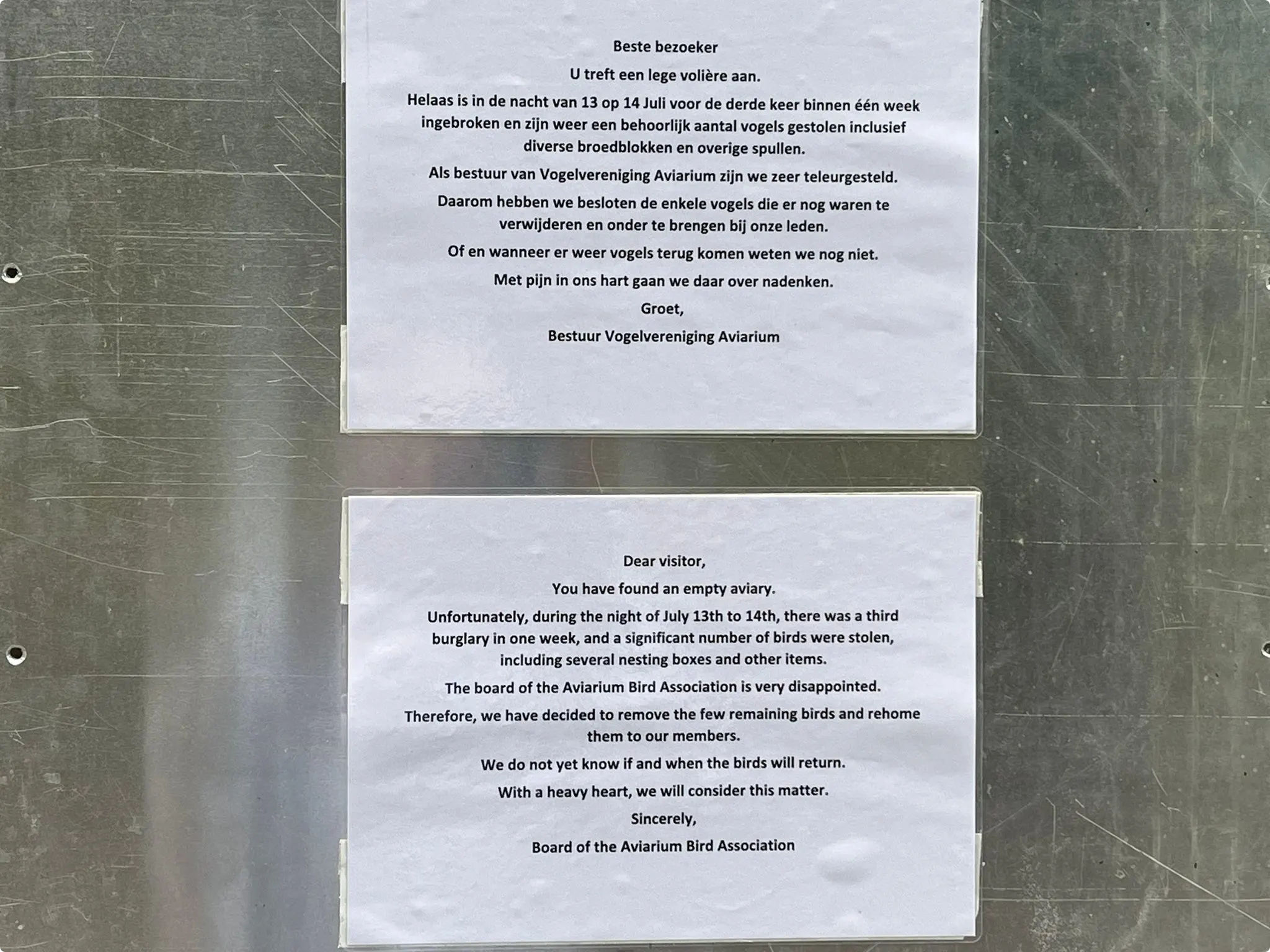 Bezoekers worden op de hoogte gesteld van de derde inbraak. Beeld: Henk van Hout