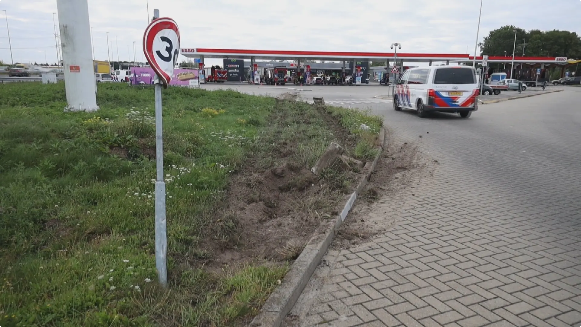 Bij de oprit van het tankstation ging het fout. De vrachtwagen schiet over het gras naar de pomp. Beeld: HFV / RVP