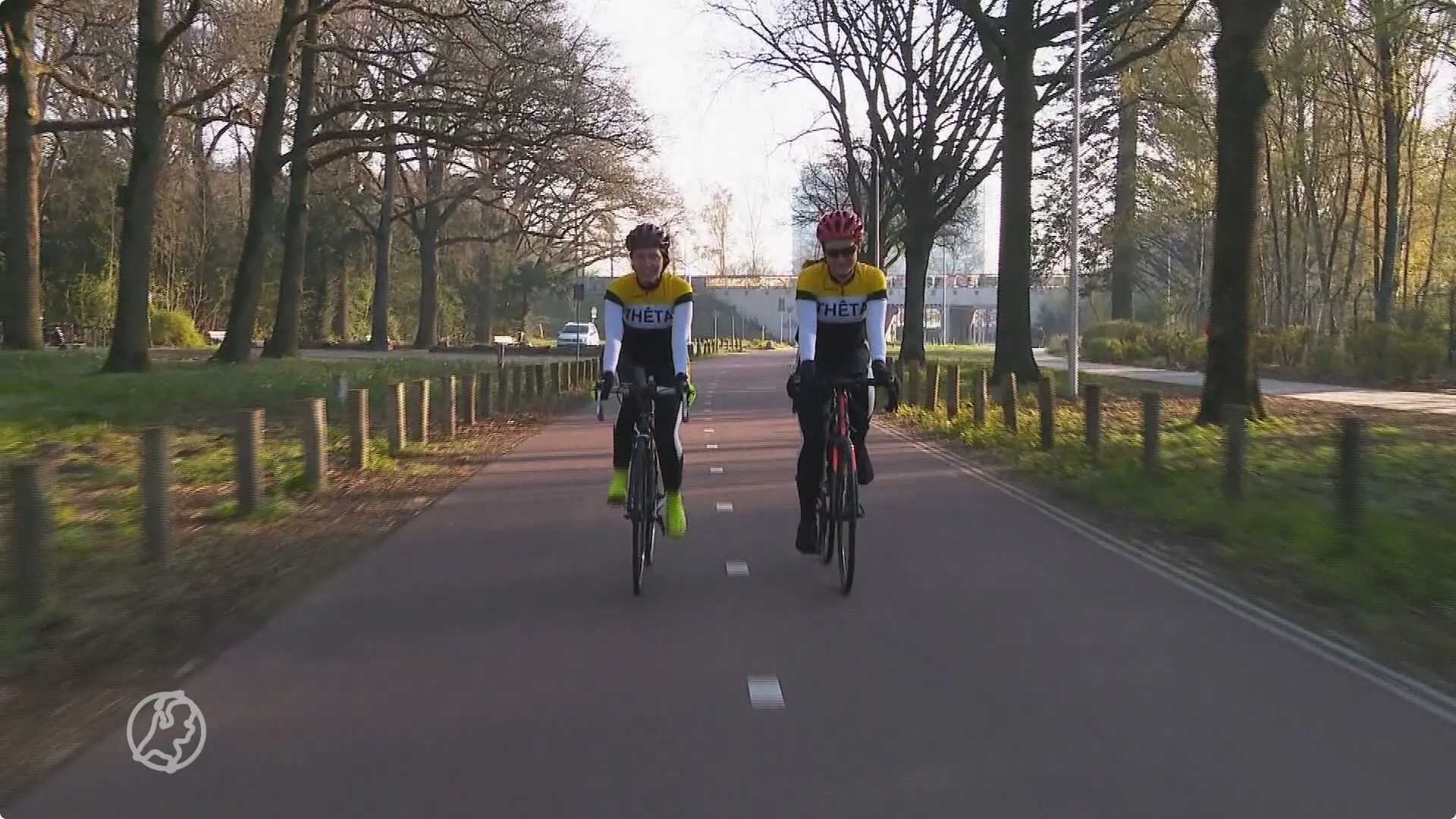 Studenten Els en Joanne fietsen hartje om geld bij elkaar te krijgen