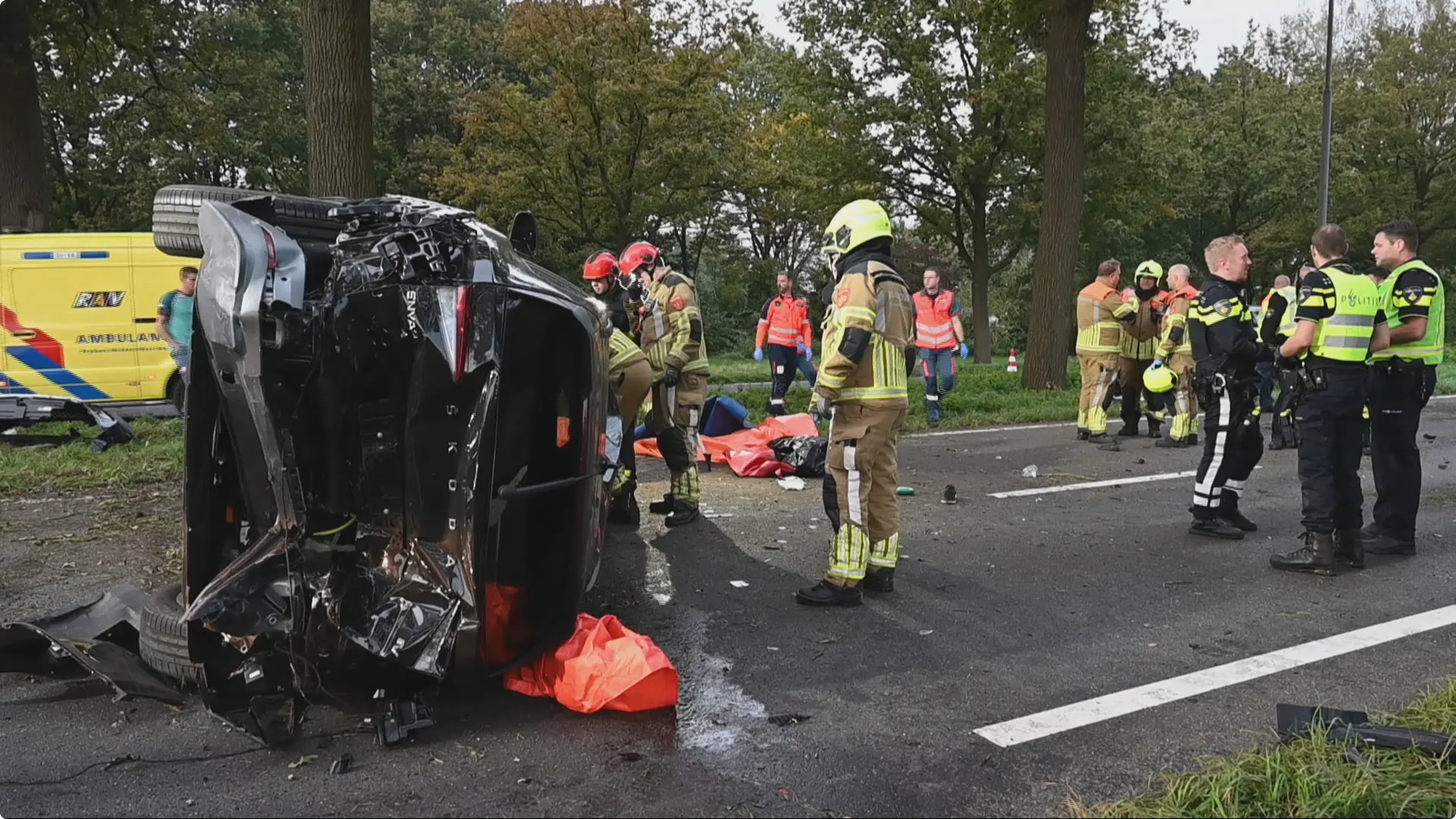 Door het ongeluk kwam een van de auto's op zijn kant terecht, Beeld: SQ Vision
