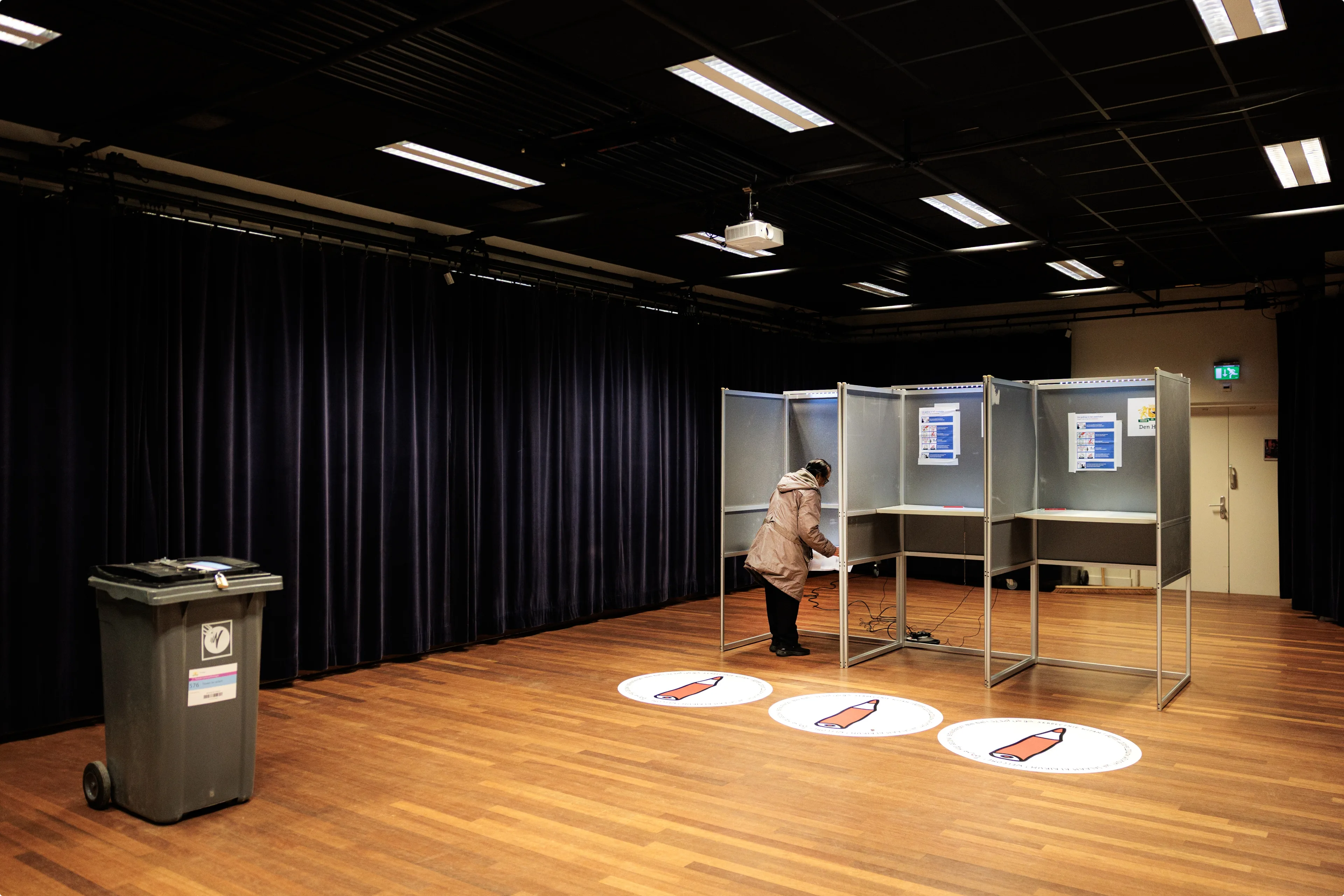 Stem uitbrengen in theater De Vaillant. Bron: ANP