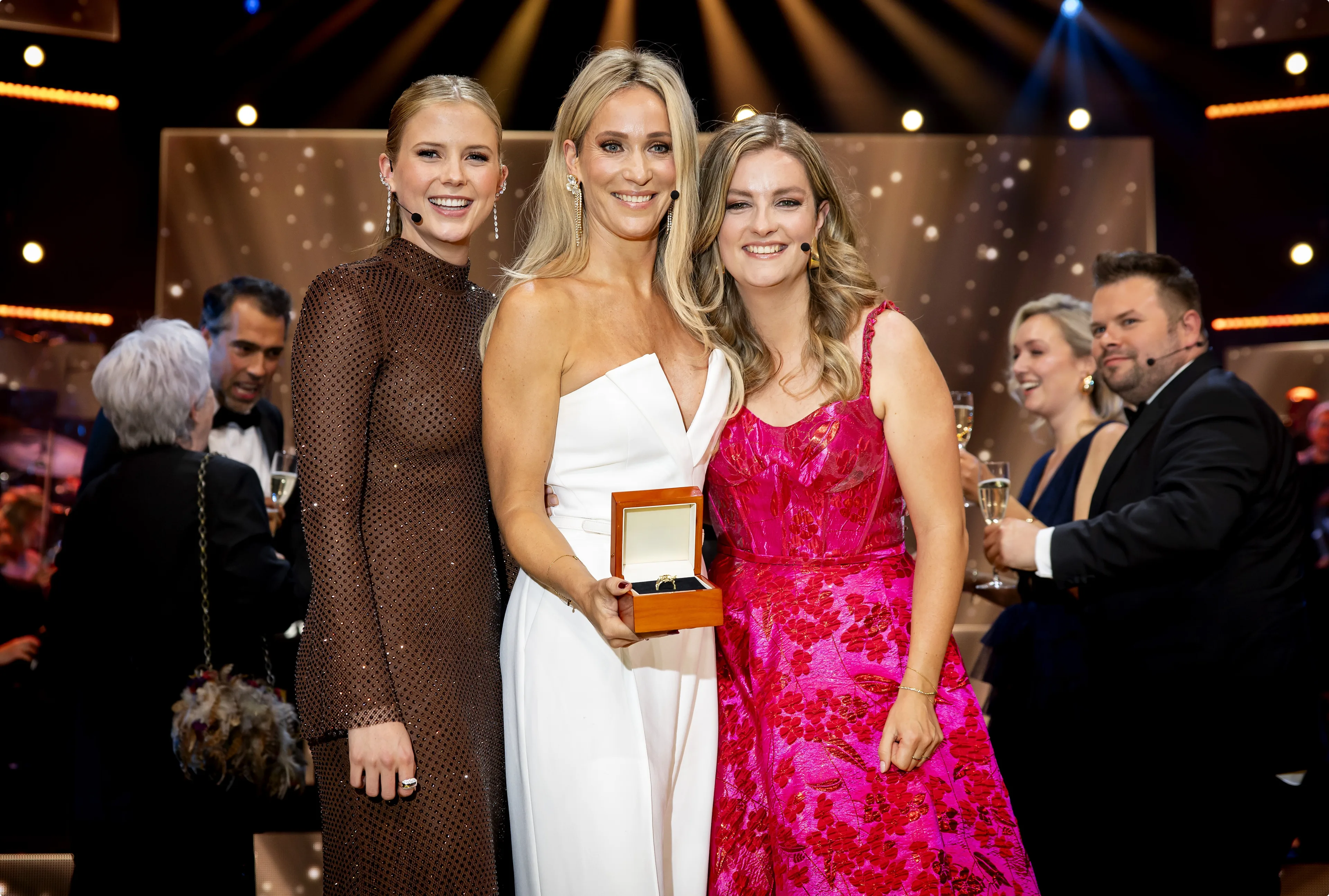 Noa Vahle, Hélène Hendriks en Merel Ek tijdens de uitreiking van de Gouden Televizier-Ring in Carre. Beeld: ANP