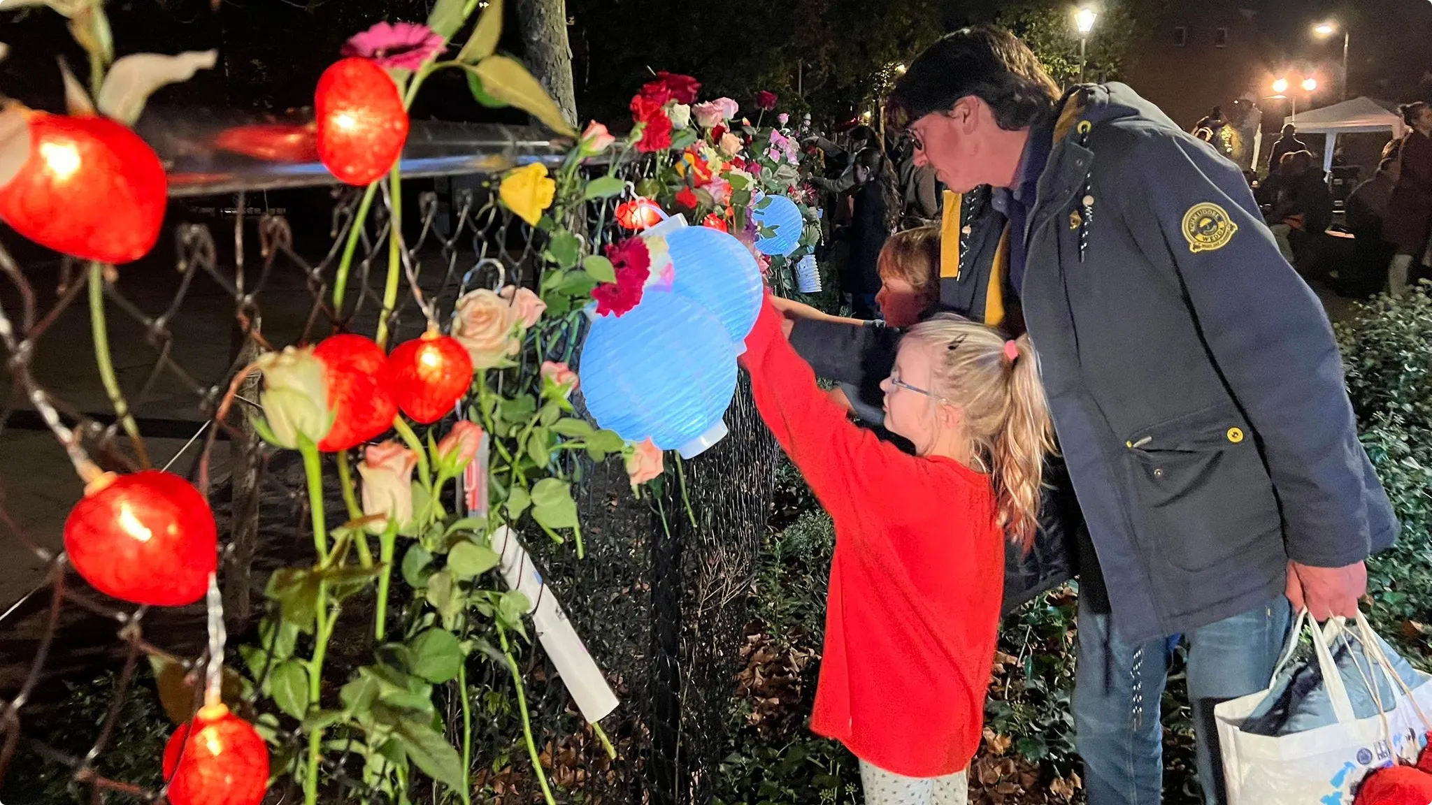 Bij de school van het meisje is inmiddels een bloemenwand ontstaan.