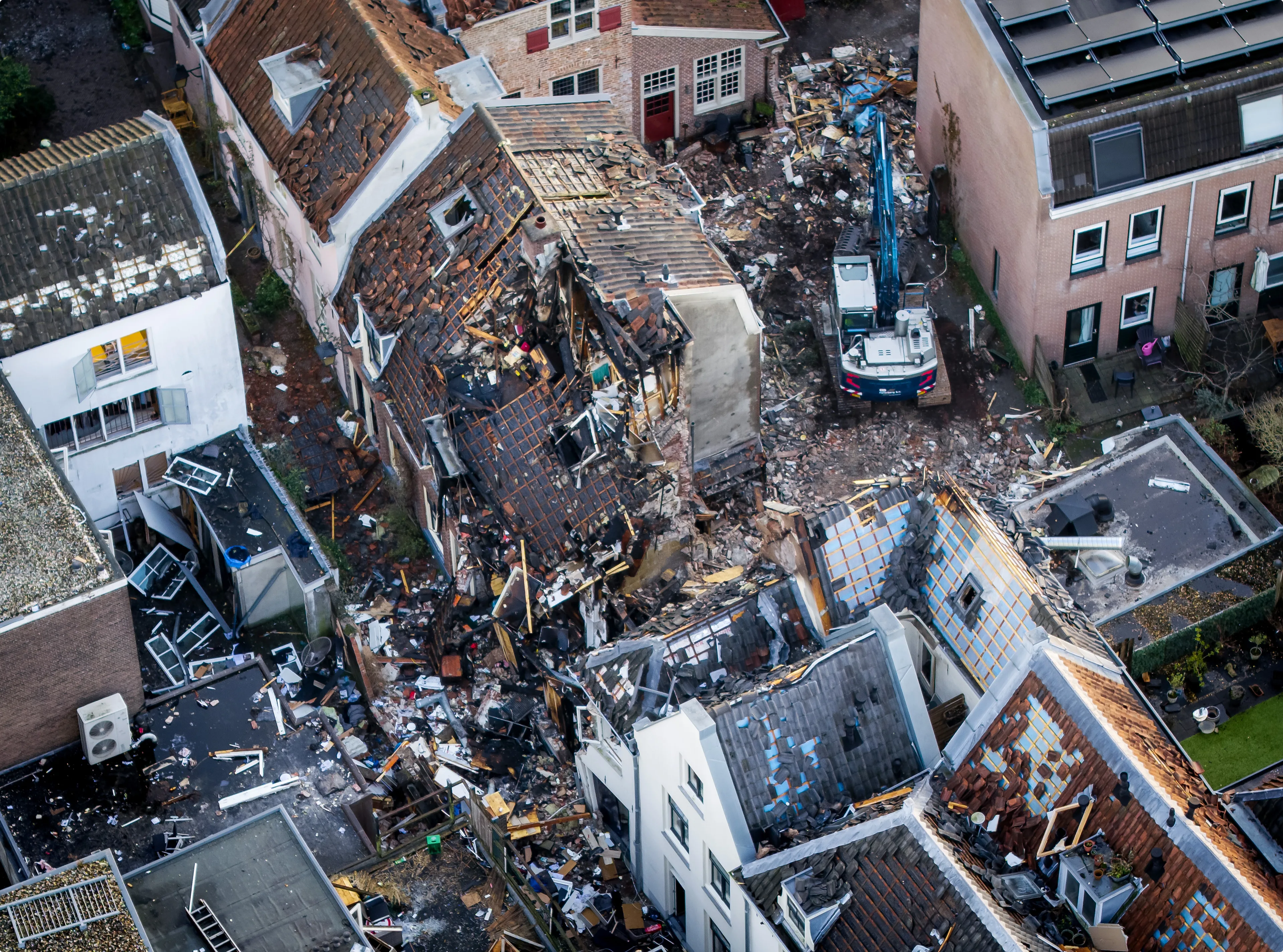 Dronebeeld van de schade aan panden in de Visscherssteeg in het centrum, daags na een explosie die werd opgevolgd door een grote brand. Beeld: ANP
