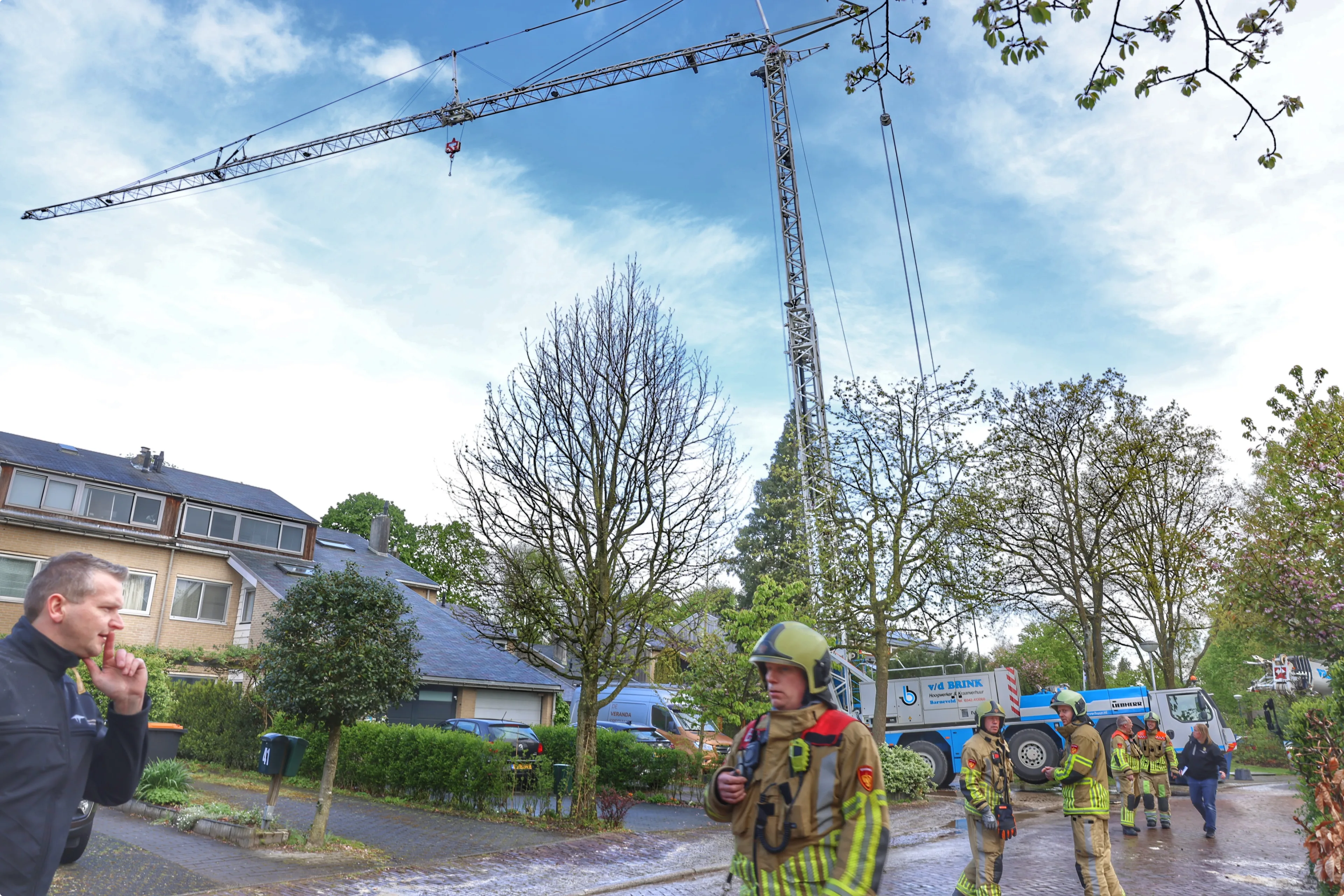 Hulpdiensten hebben de straat deels afgezet. Beeld: Menno Bausch