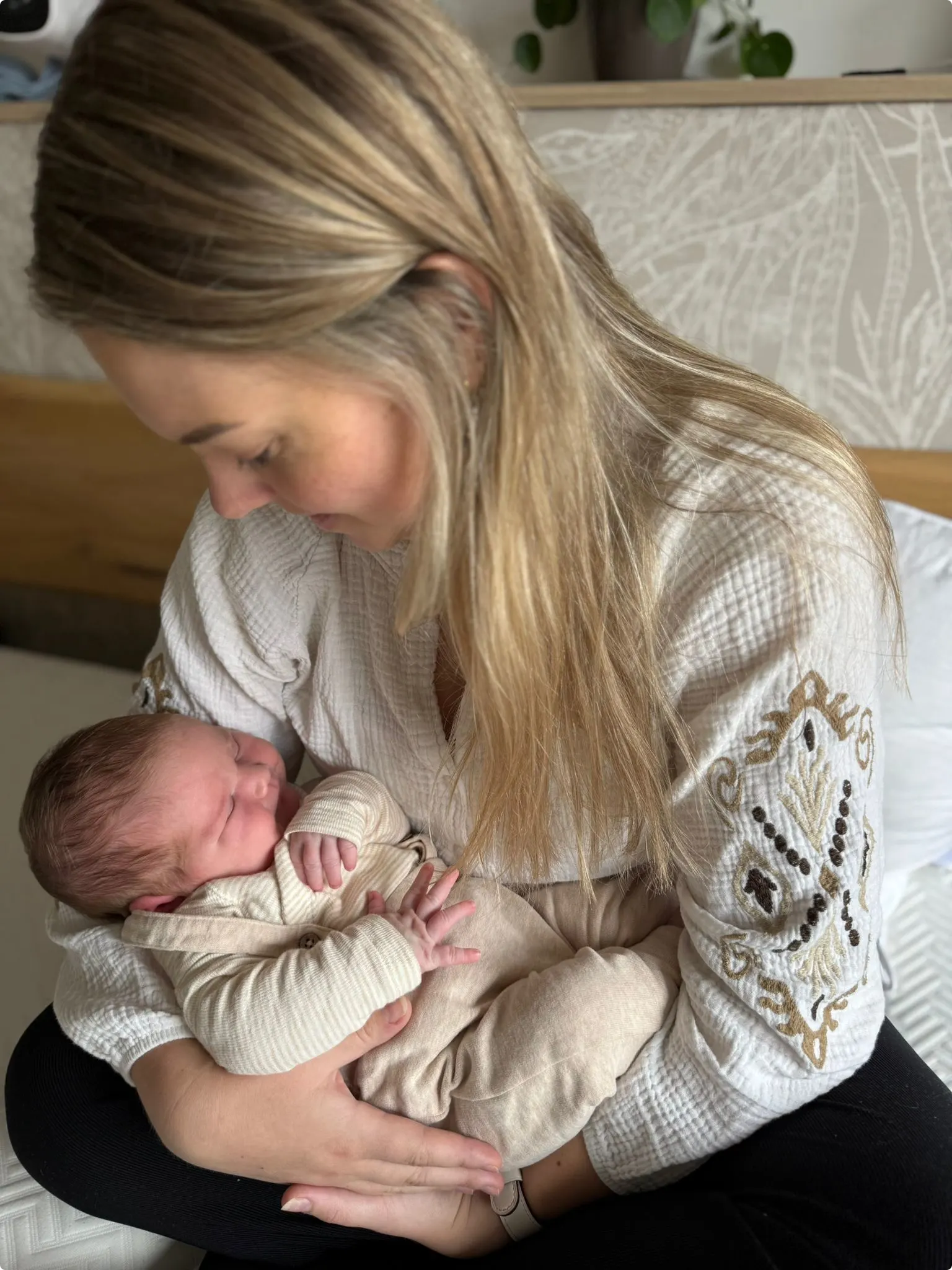 Moeder en zoon maken het goed - privébeeld