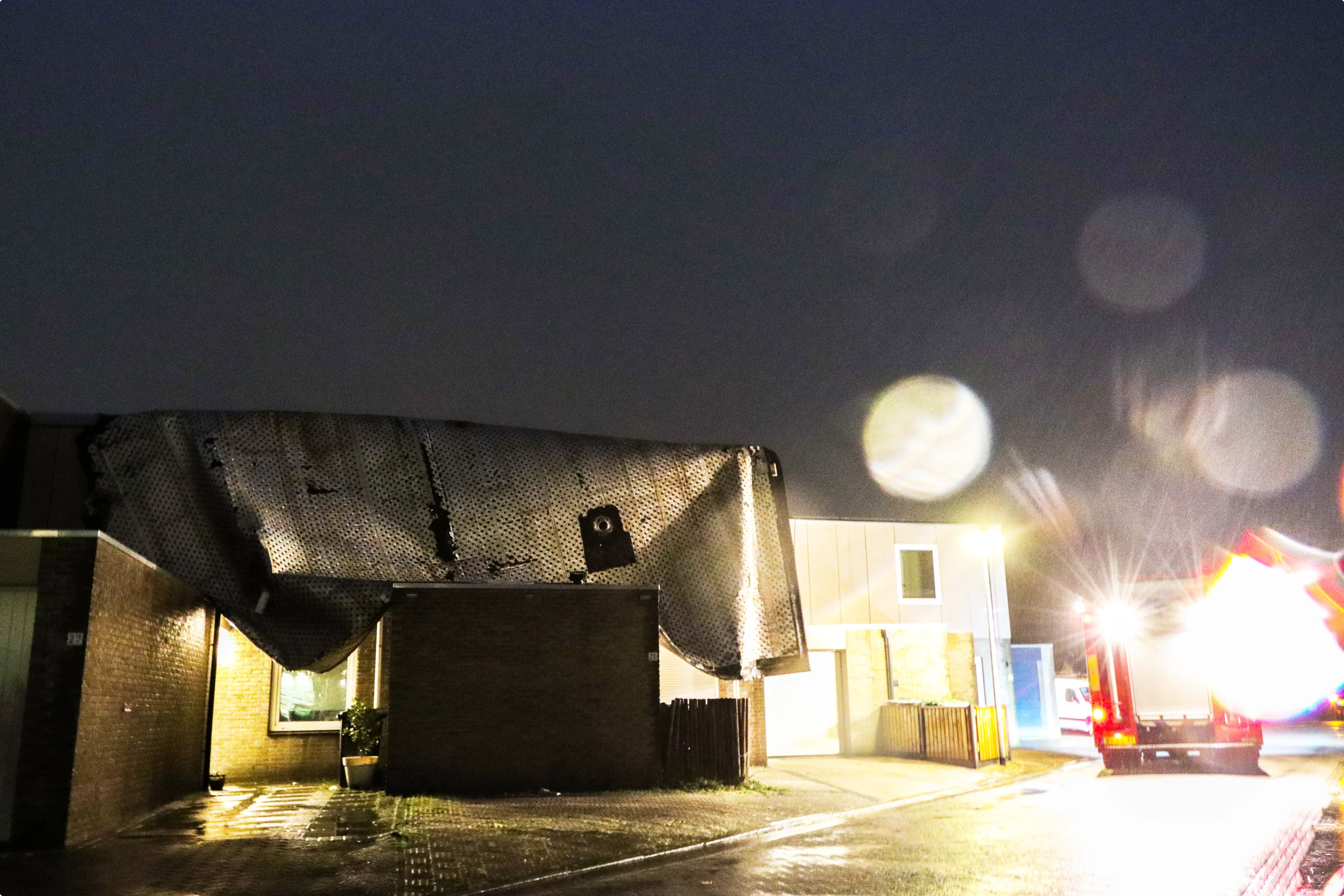 Dak van twee woningen Emmen gewaaid.