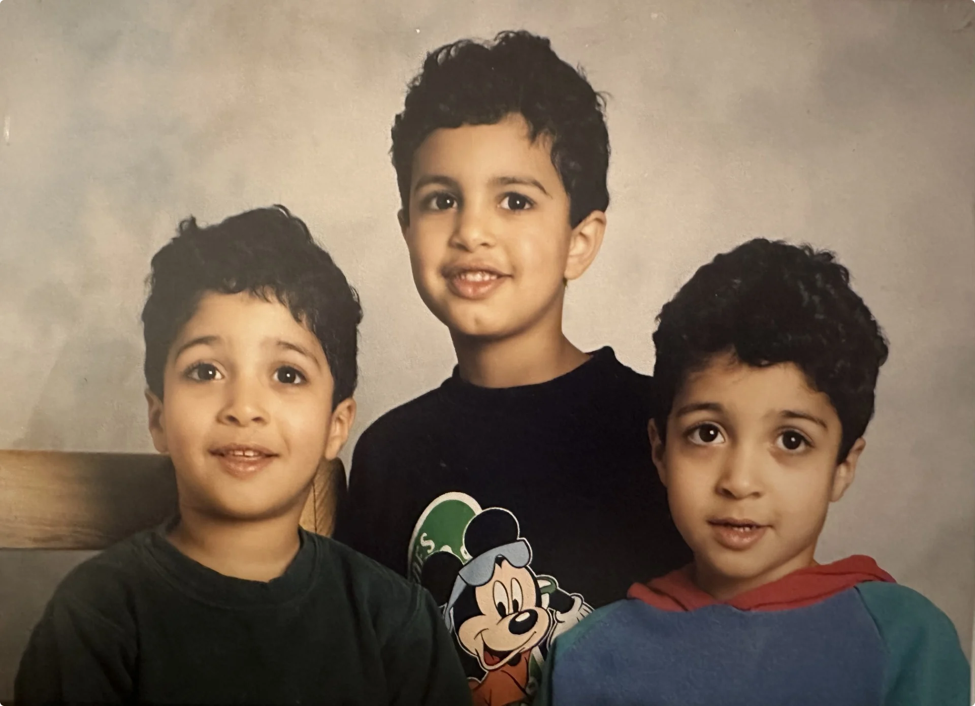 Bo Hanna (links) werd op 4-jarige leeftijd, samen met zijn twee broers, ontvoerd door zijn vader. Beeld: Bo Hanna.