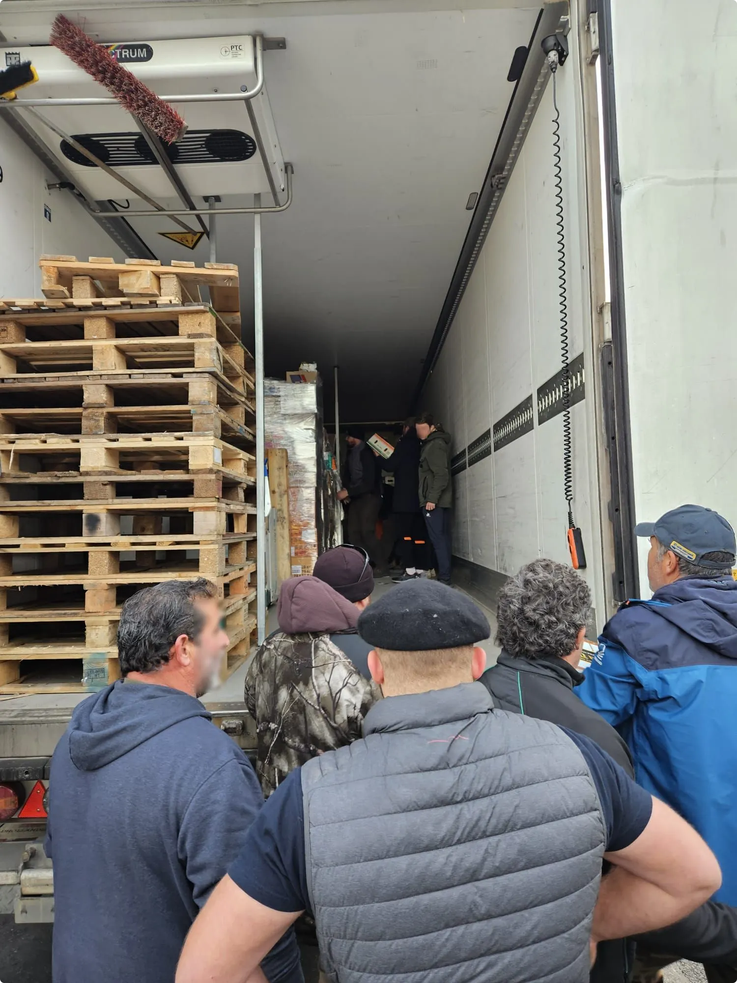 De boeren in de vrachtwagen van Peter (Beeld: eigen foto)