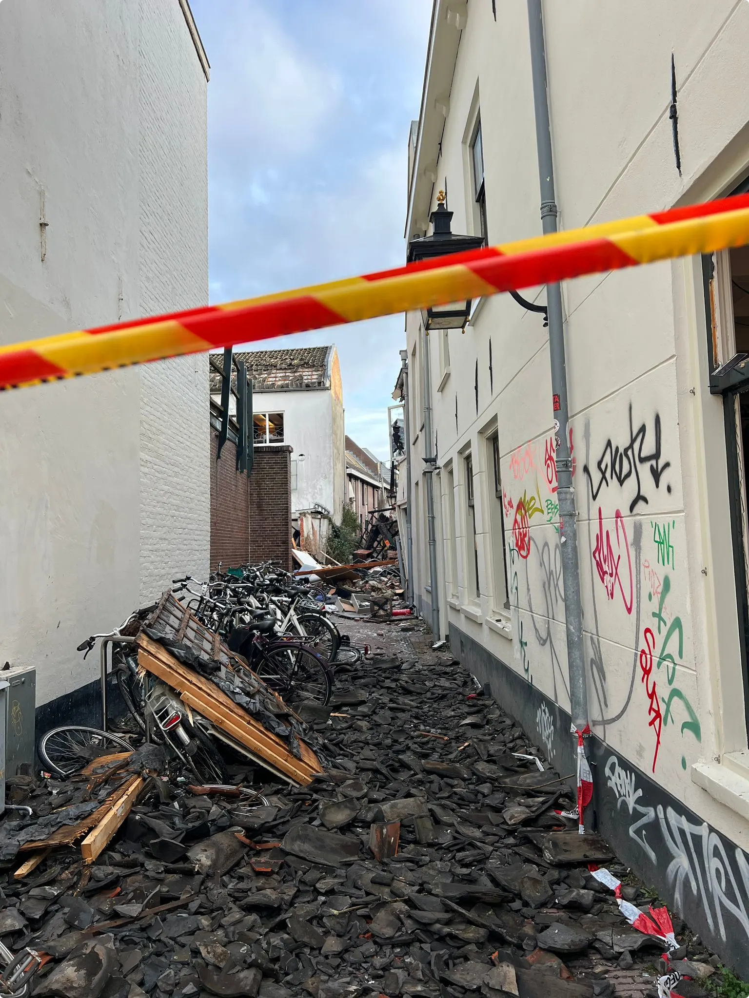 De Visscherssteeg ligt nog bezaaid met puin en brokstukken. Beeld: Hart van Nederland/Esther Monsma