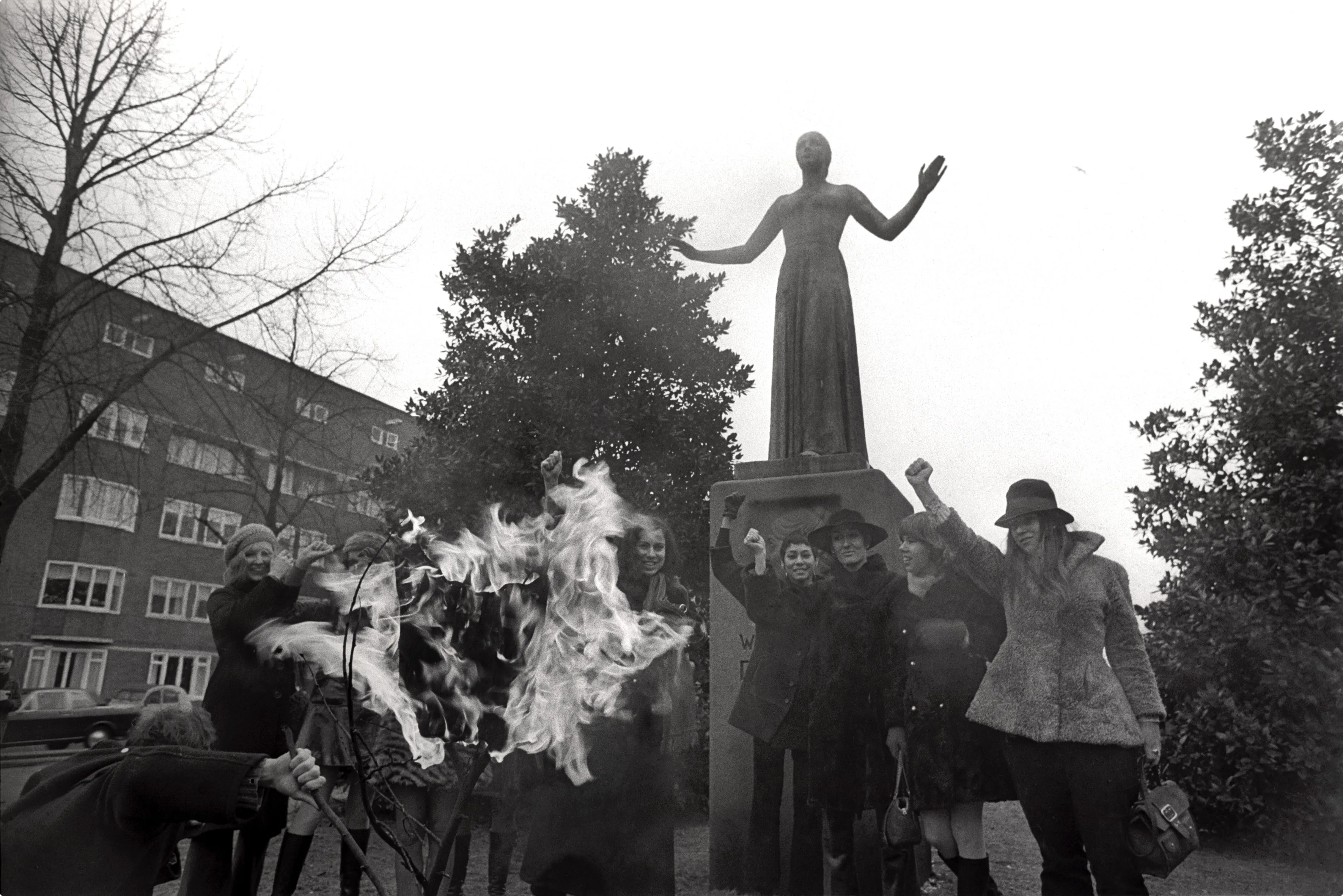 Op 23 januari 1970 verbranden leden van de actiegroep Dolle Mina voor het standbeeld van Wilhelmina Drucker, beeld: ANP