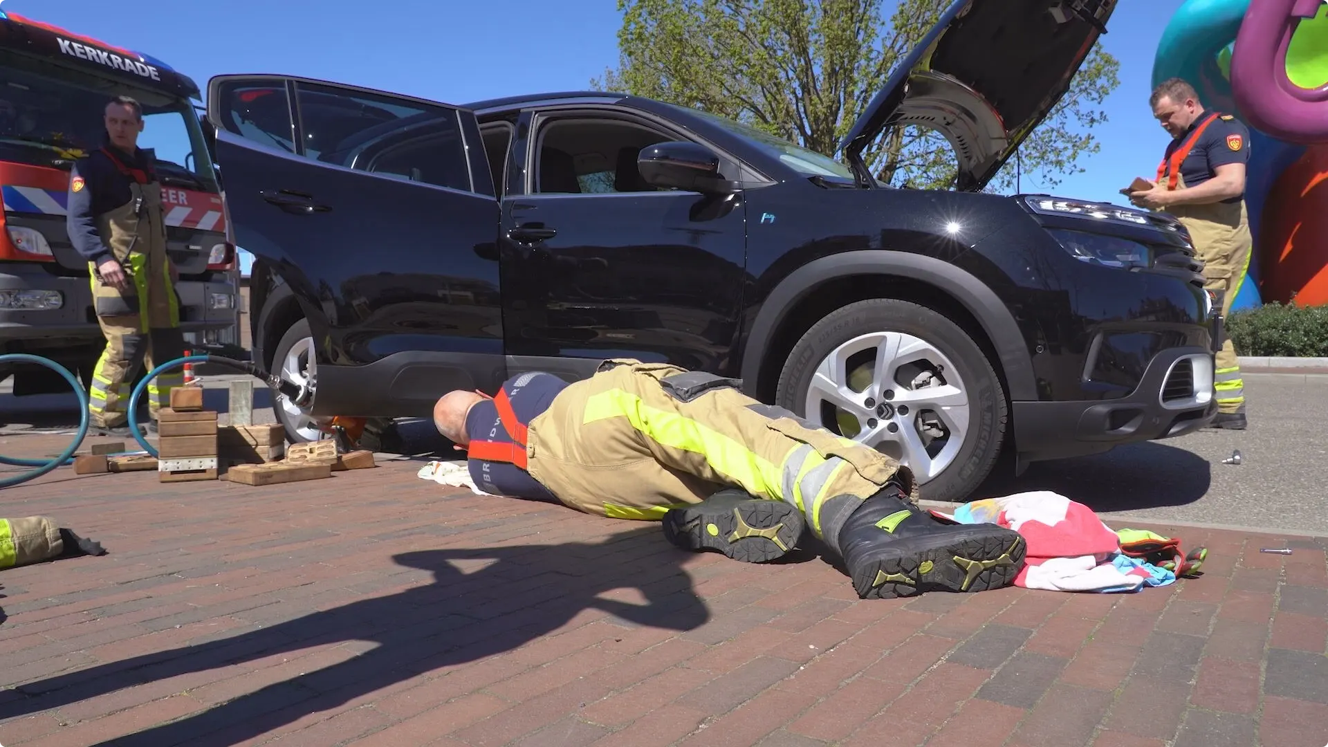 Kerkrade brandweer bevrijdt poes Saartje onder motorkap 2