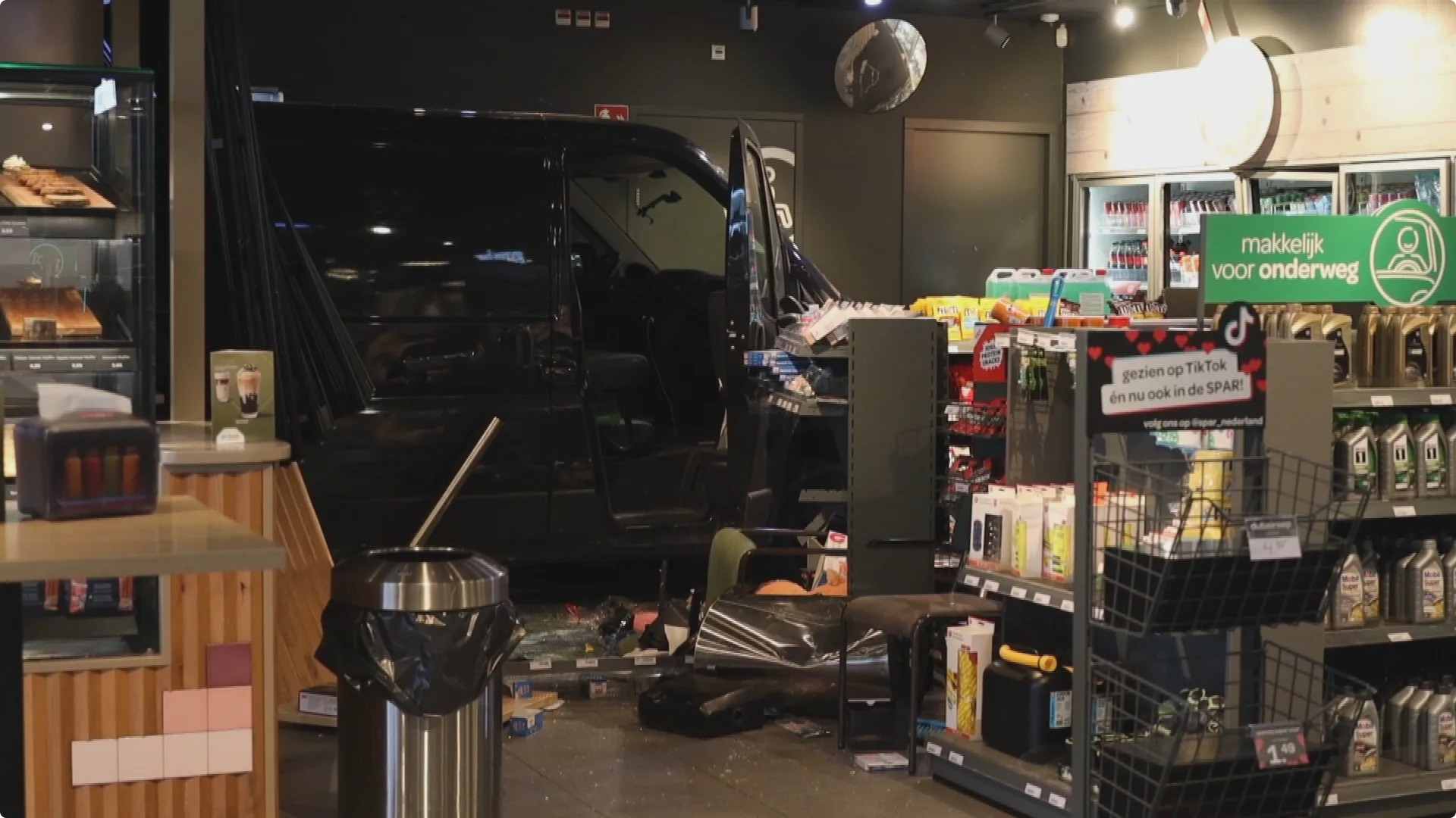 Door de klap werden twee voertuigen het tankstation ingedrukt. Daardoor raakten de deuren naar de toiletten geblokkeerd en kwamen mensen vast te zitten. Beeld: HFV/RVP