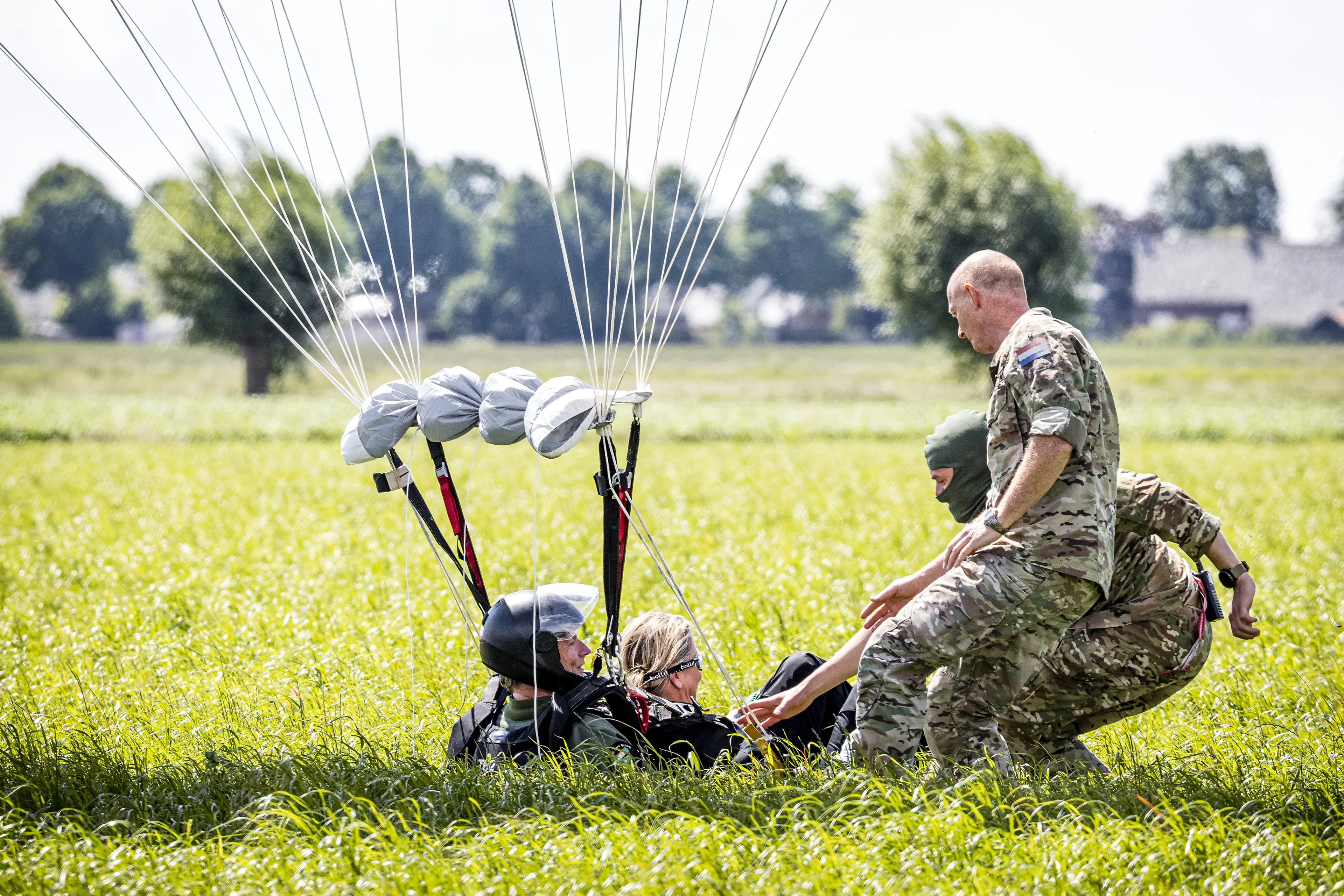 Koningin Máxima maakt parachutesprong: 'heel erg spannend'