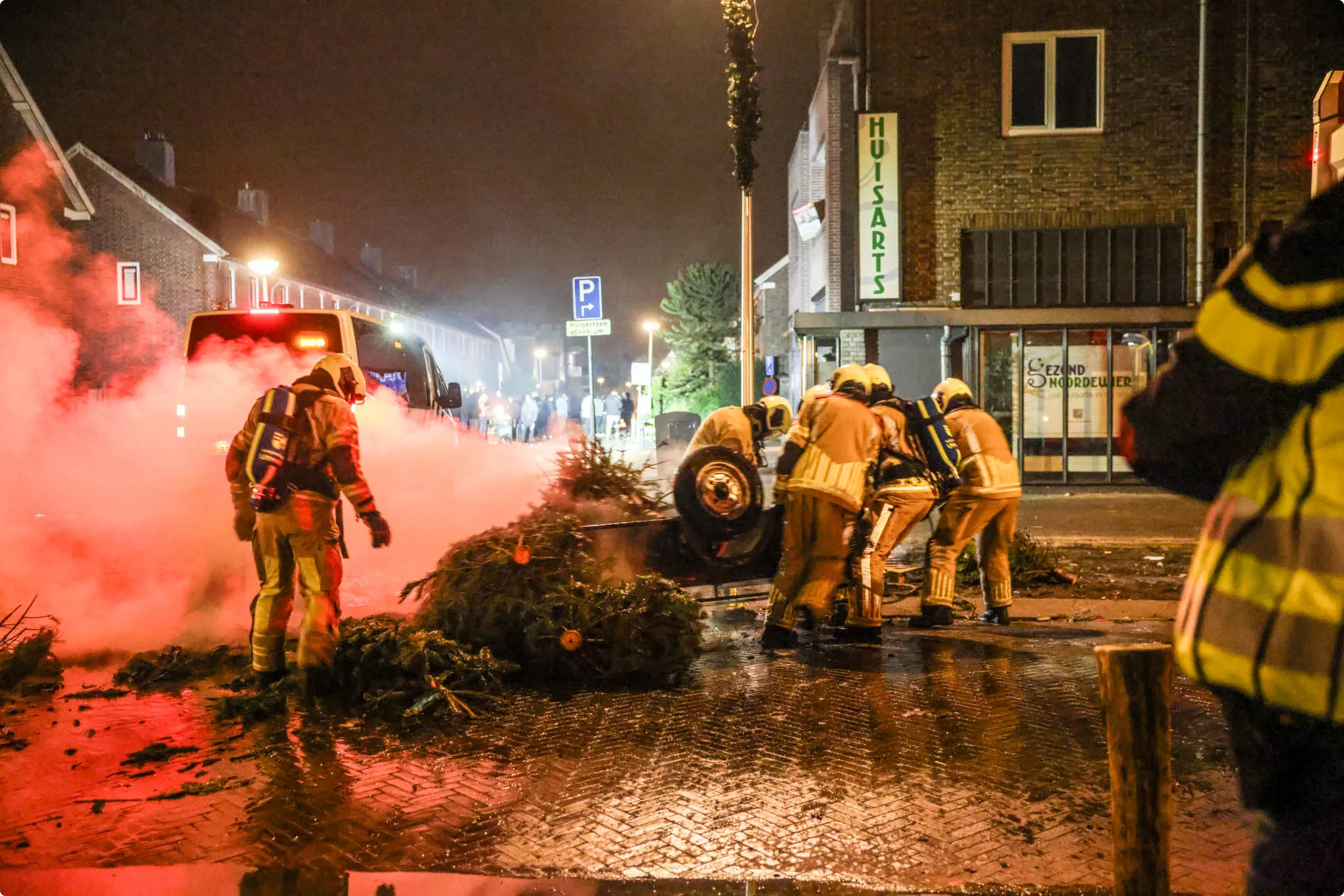 Brandweer blust vuur in Amersfoort. Beeld: Koen Laureij