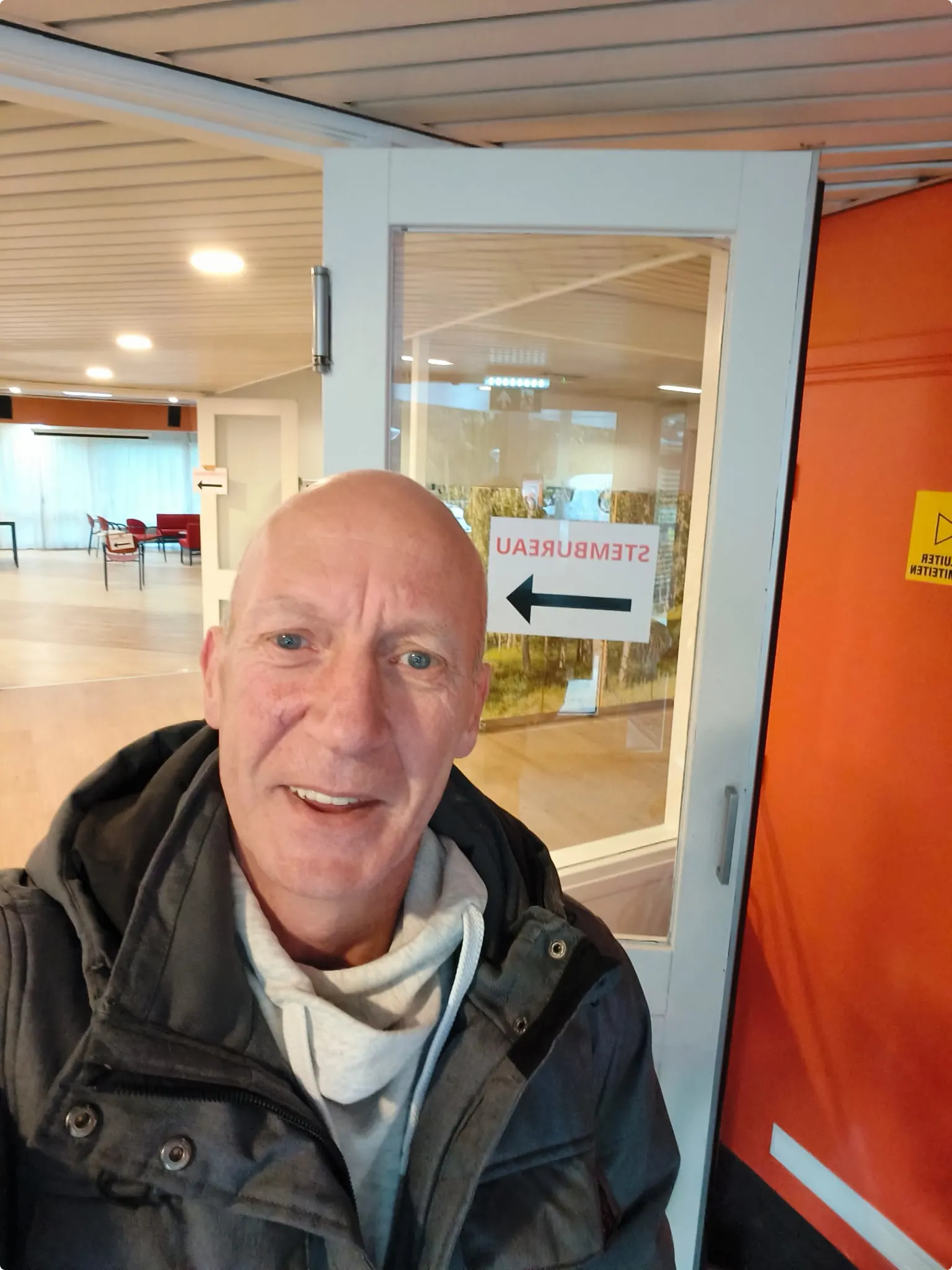 Sjaak uit Leiden brengt zijn stem uit.