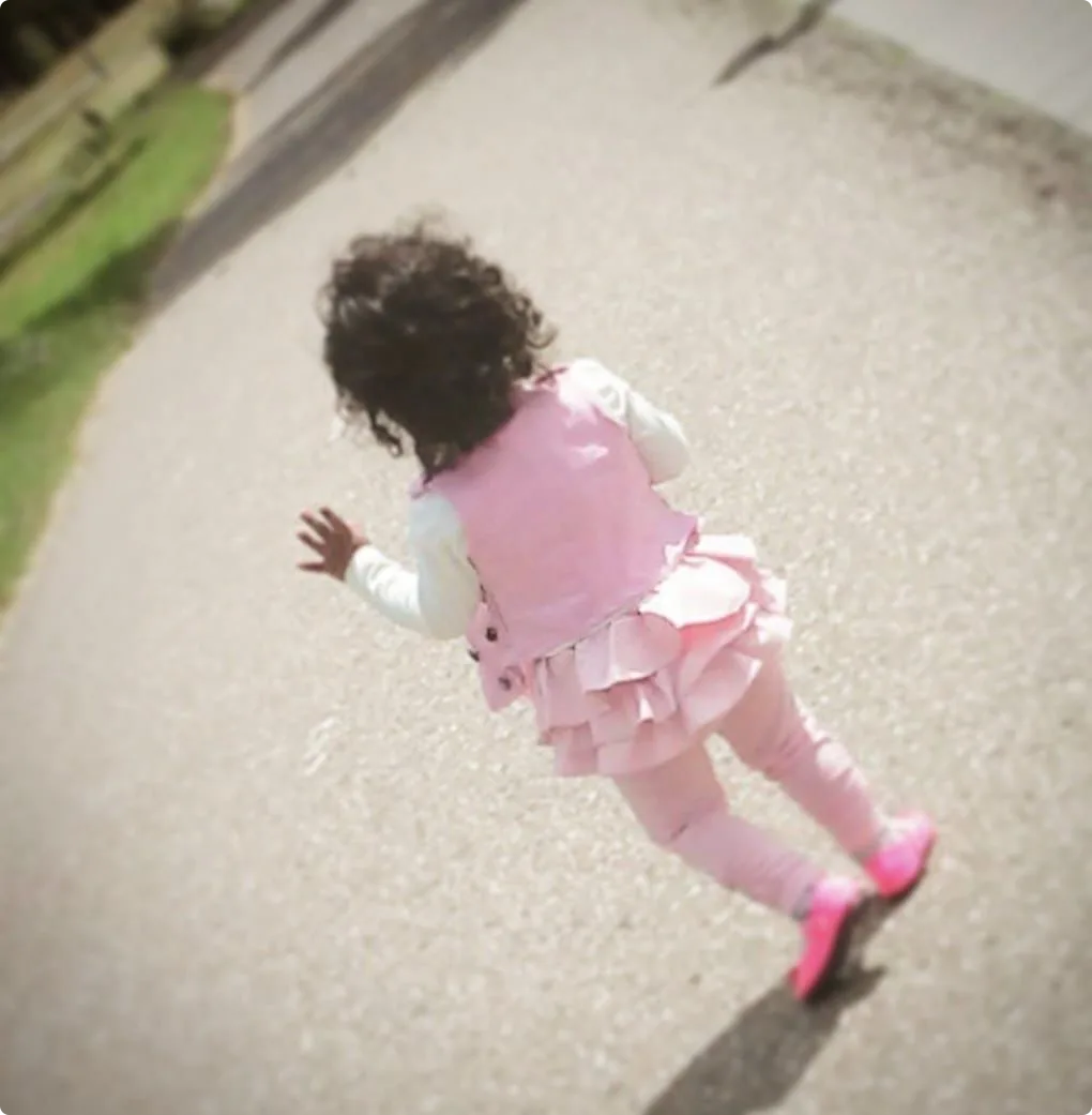 Het 11-jarige pleegmeisje. Bron: Namens de Familie