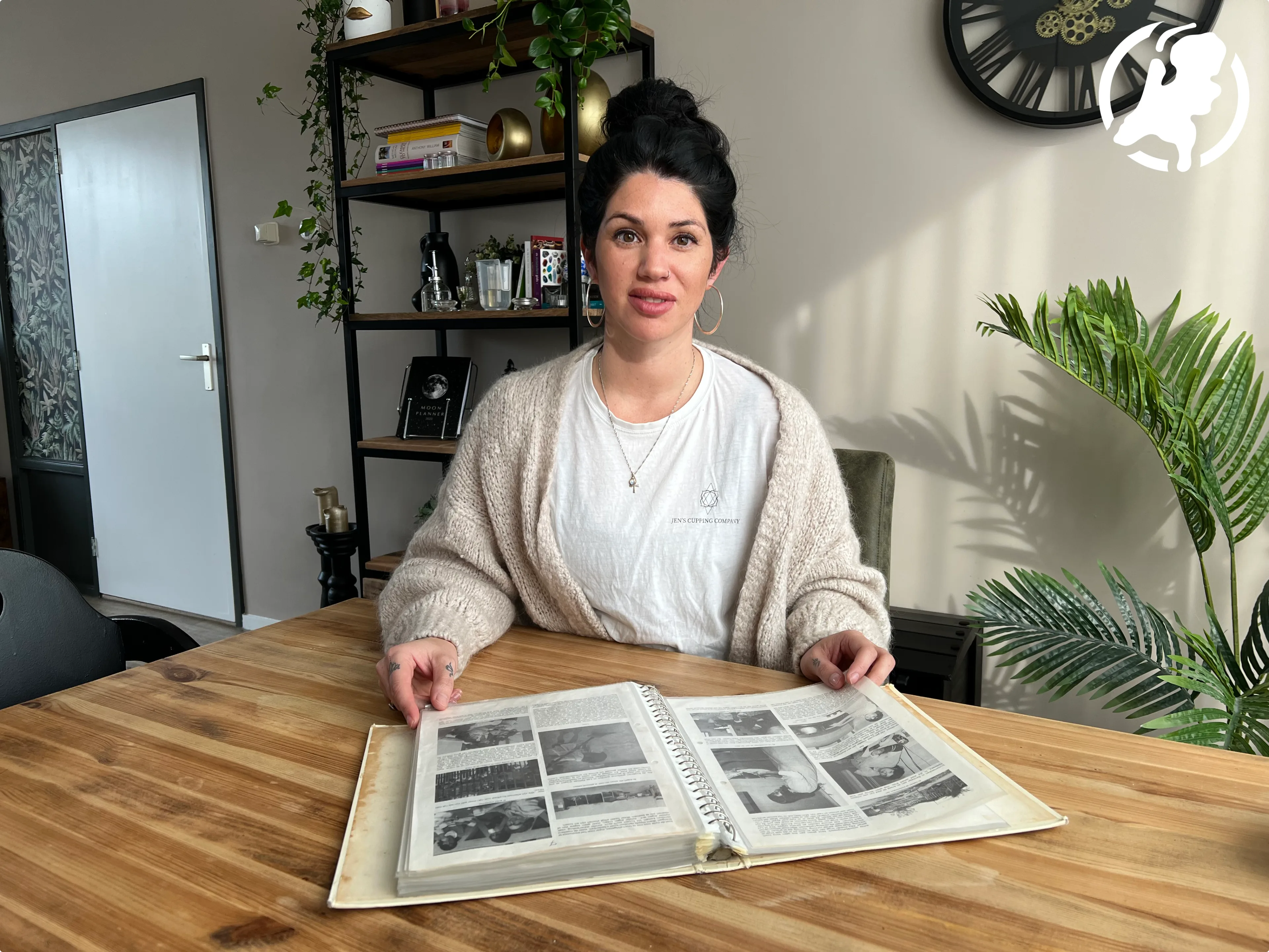 Jennifer bladert door haar boek met foto's van Las Palmas