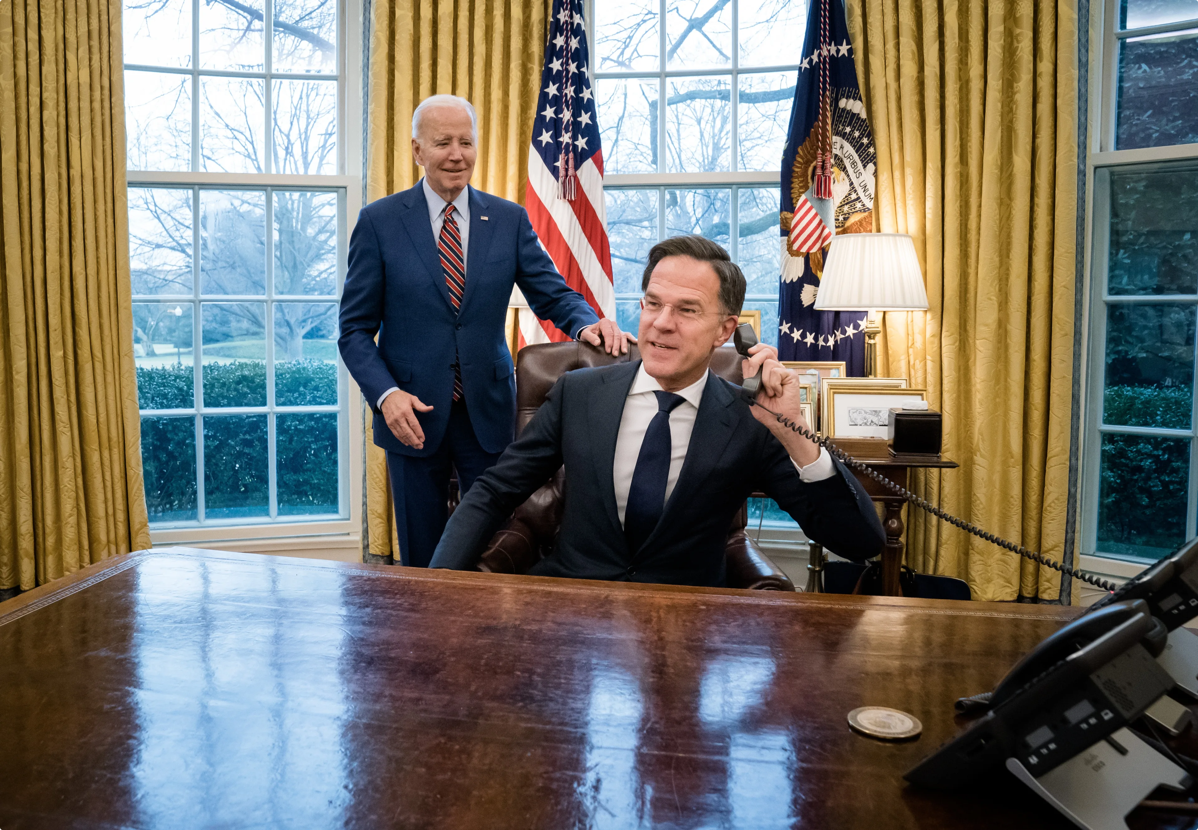 Rutte achter bureau Biden, neemt telefoon aan