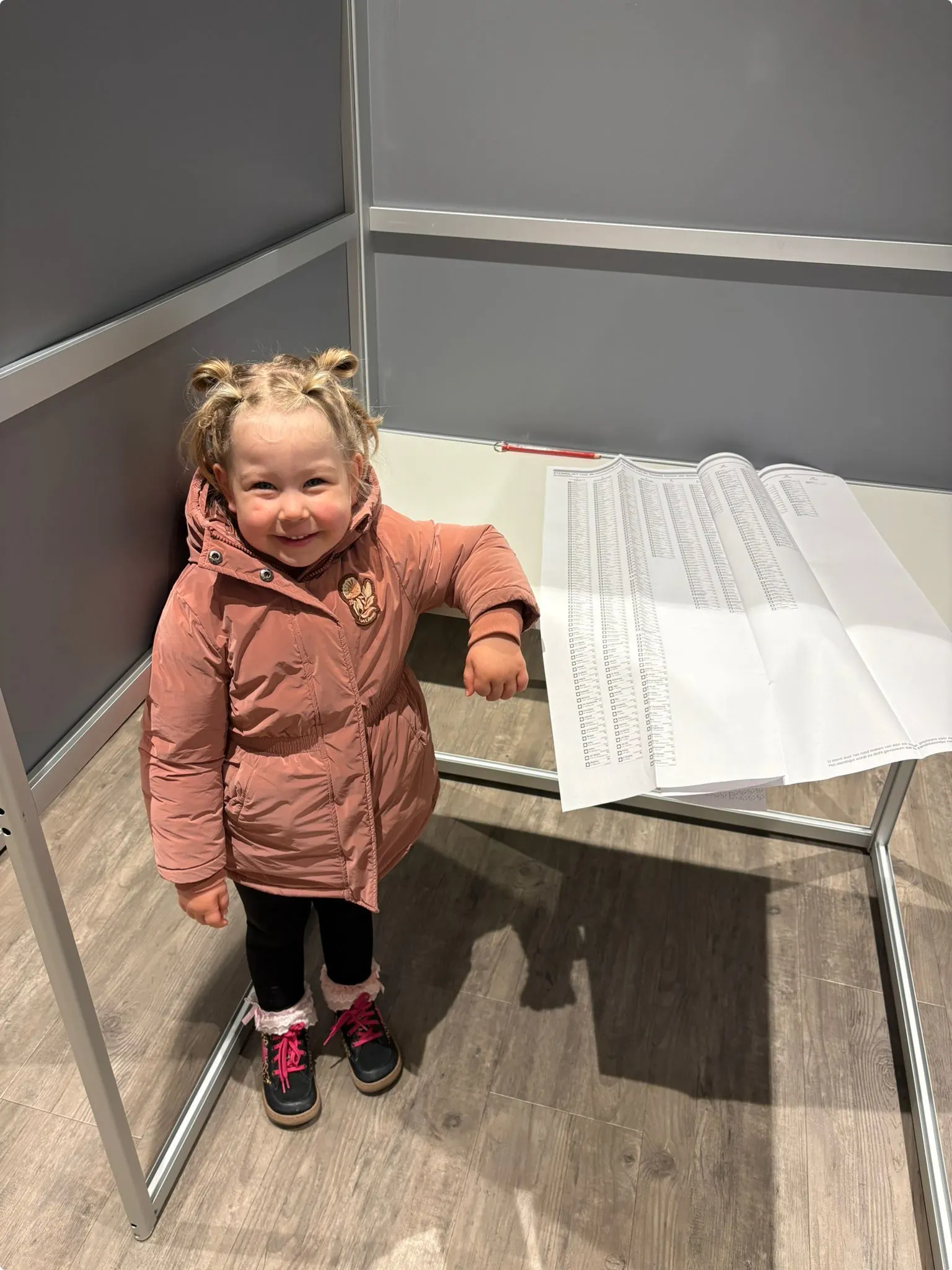 Rosalie is misschien wel de jongste bezoeker van het stembureau woensdagochtend.