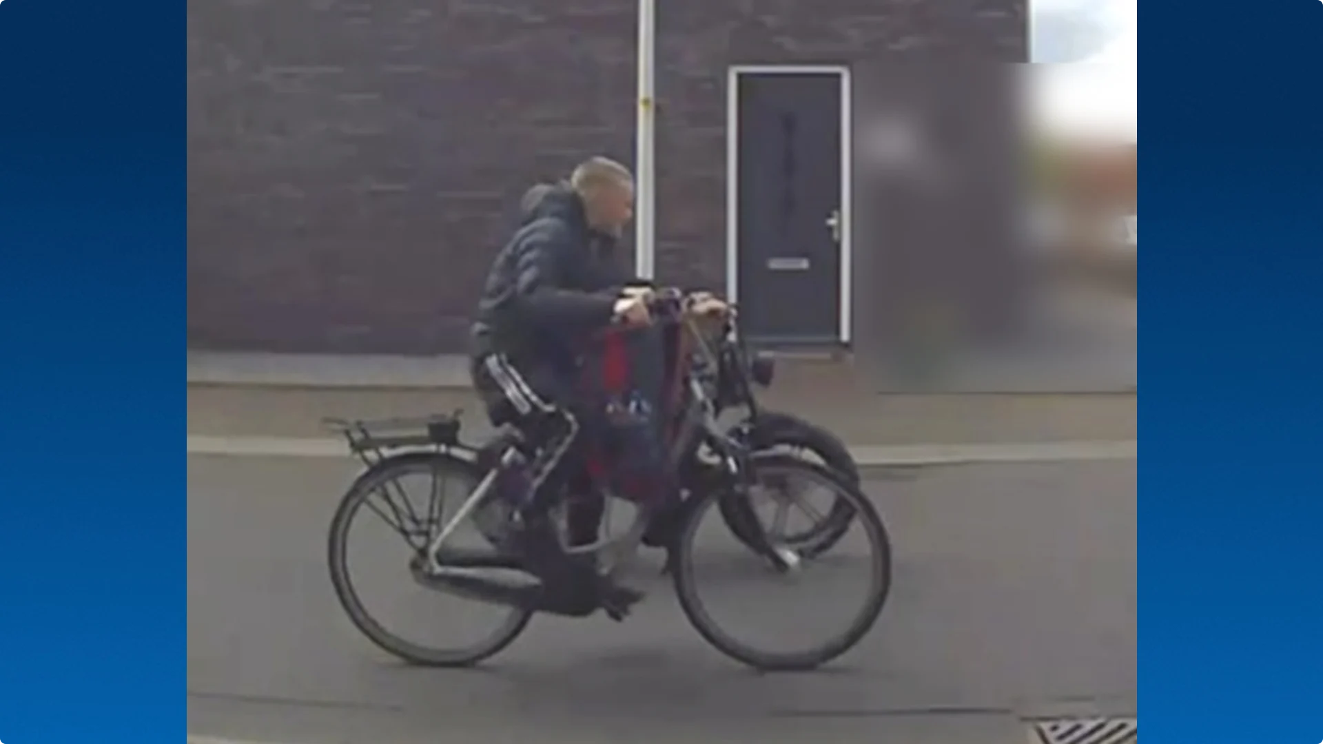 Maxim op de fiets. Beeld: Politie
