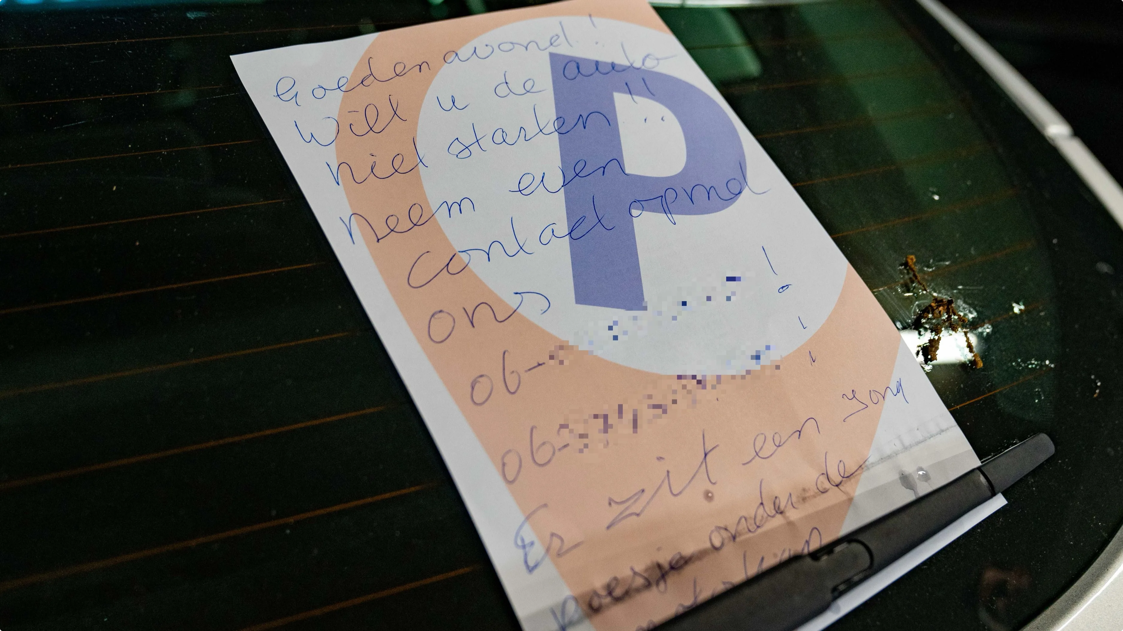 Het briefje van de brandweer op de tweede auto. 'Wilt u de auto niet starten!'