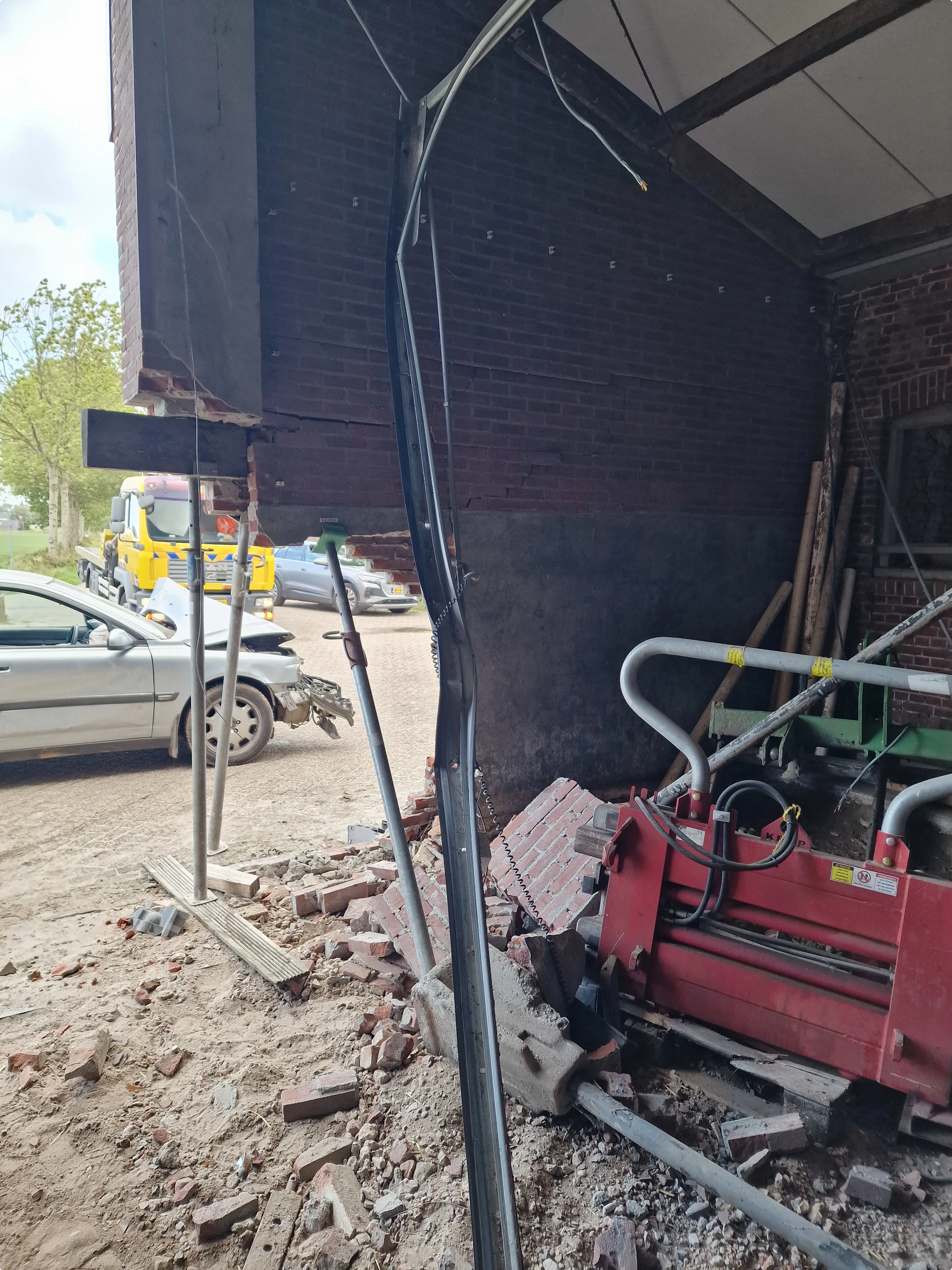 De schade aan de schuur en landbouwapparatuur nadat de auto met Frans kenteken het pand binnenreed. Beeld: Steven McGill