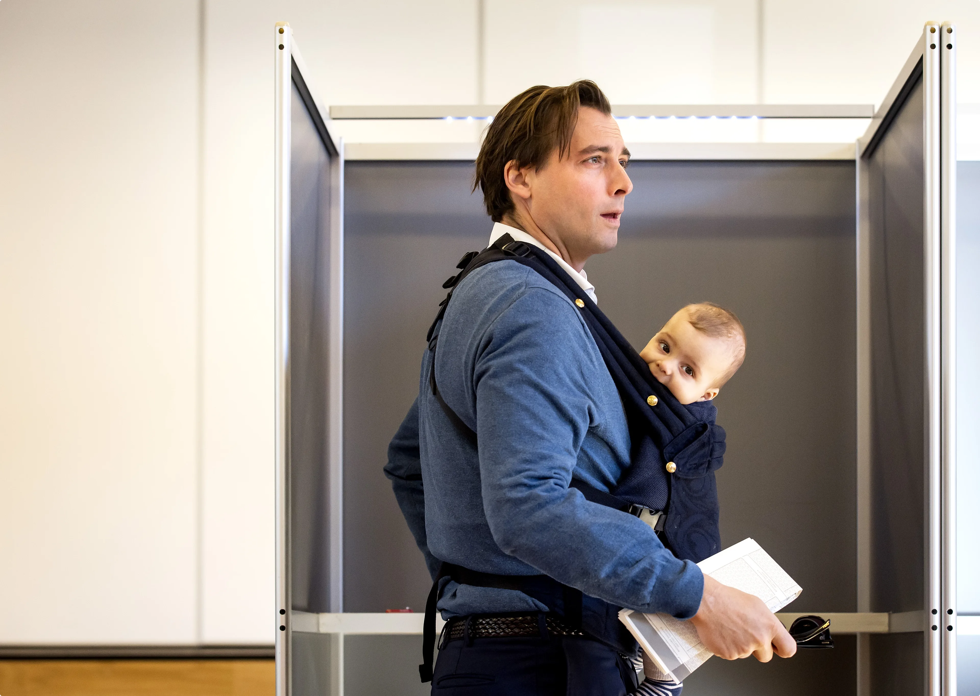 FVD-leider Baudet brengt stem uit en neemt zoontje mee