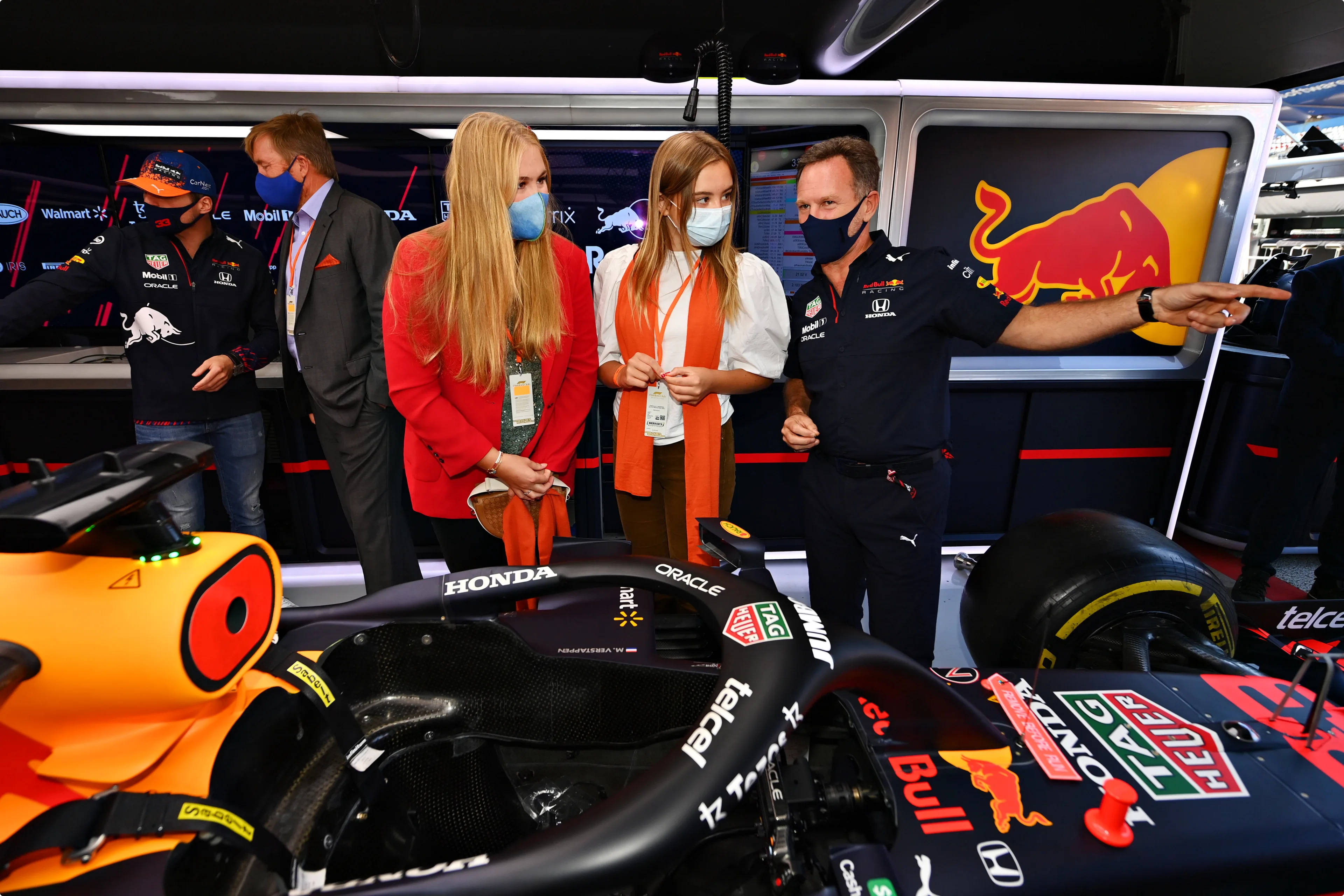 De prinsessen Amalia en Ariane krijgen een rondleiding door de stal van Red Bull 
