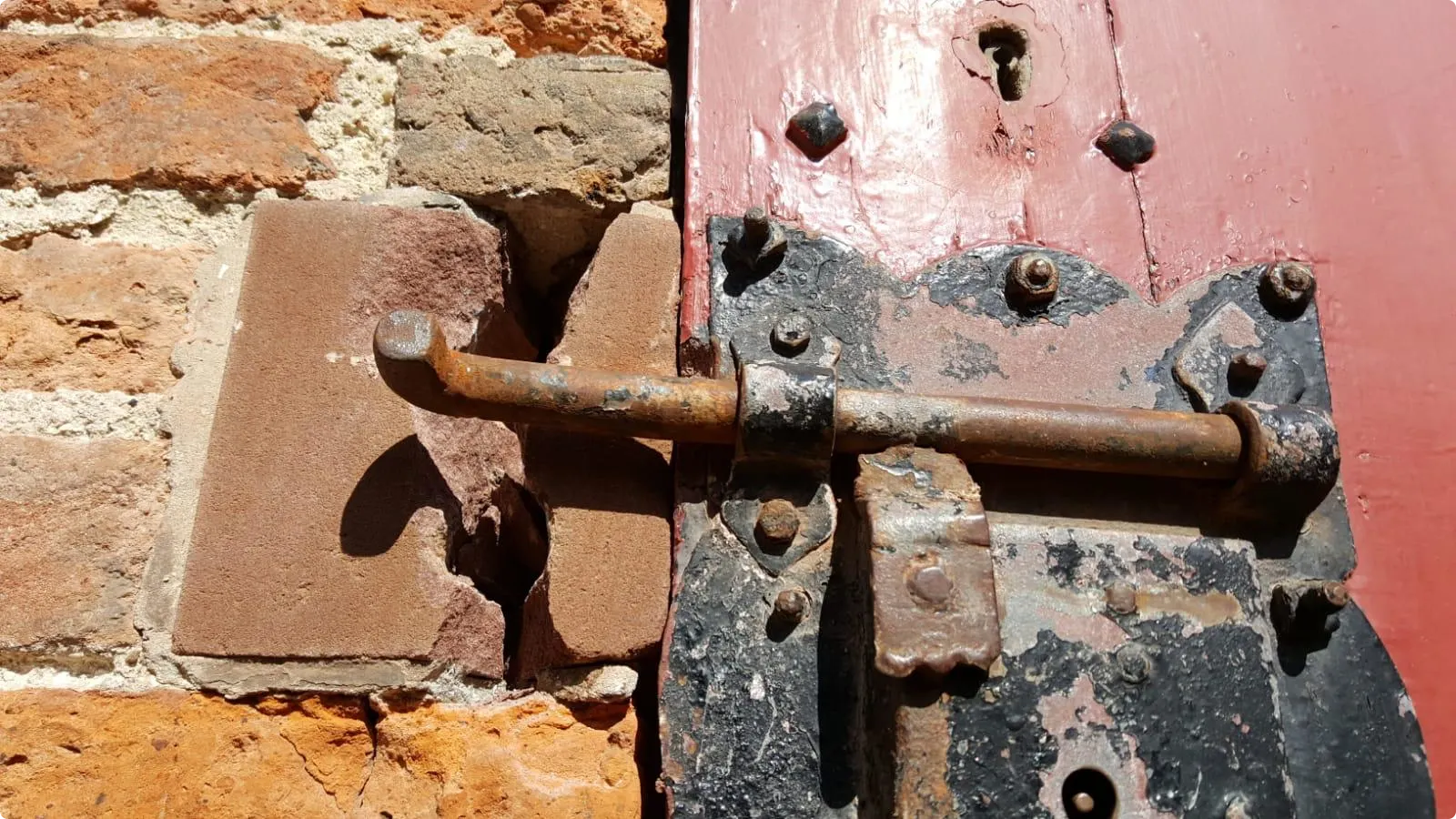 De kapotgeslagen historische zandsteen