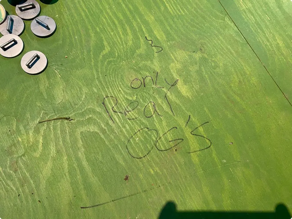 De tafel waar teksten op zijn geschreven