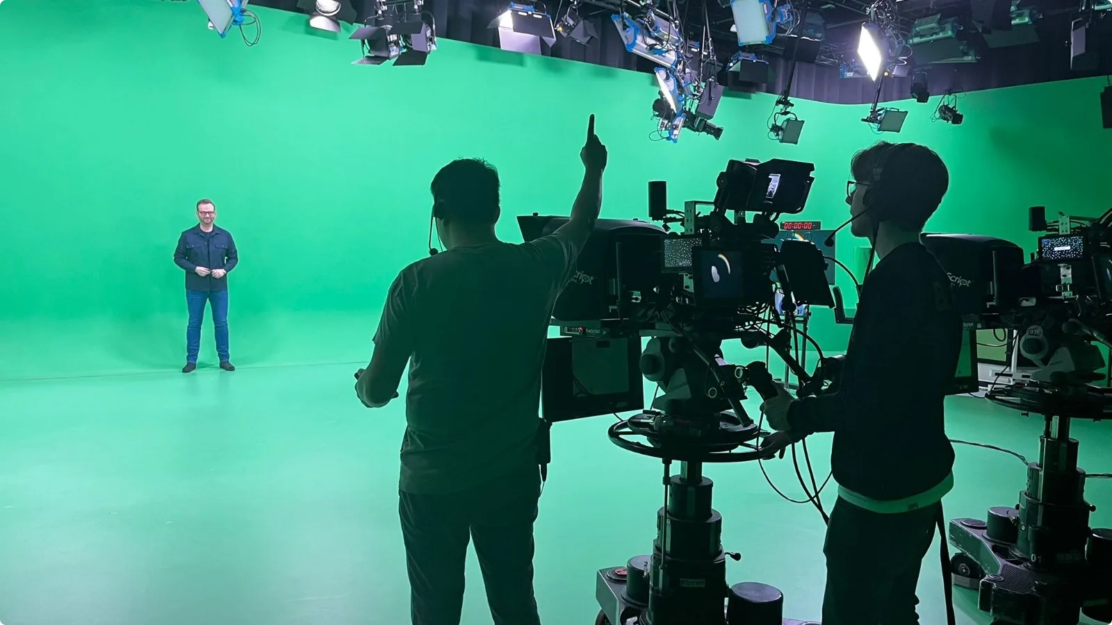 Robert de Vries tijdens een van zijn eerste diensten in de vorige weerstudio.