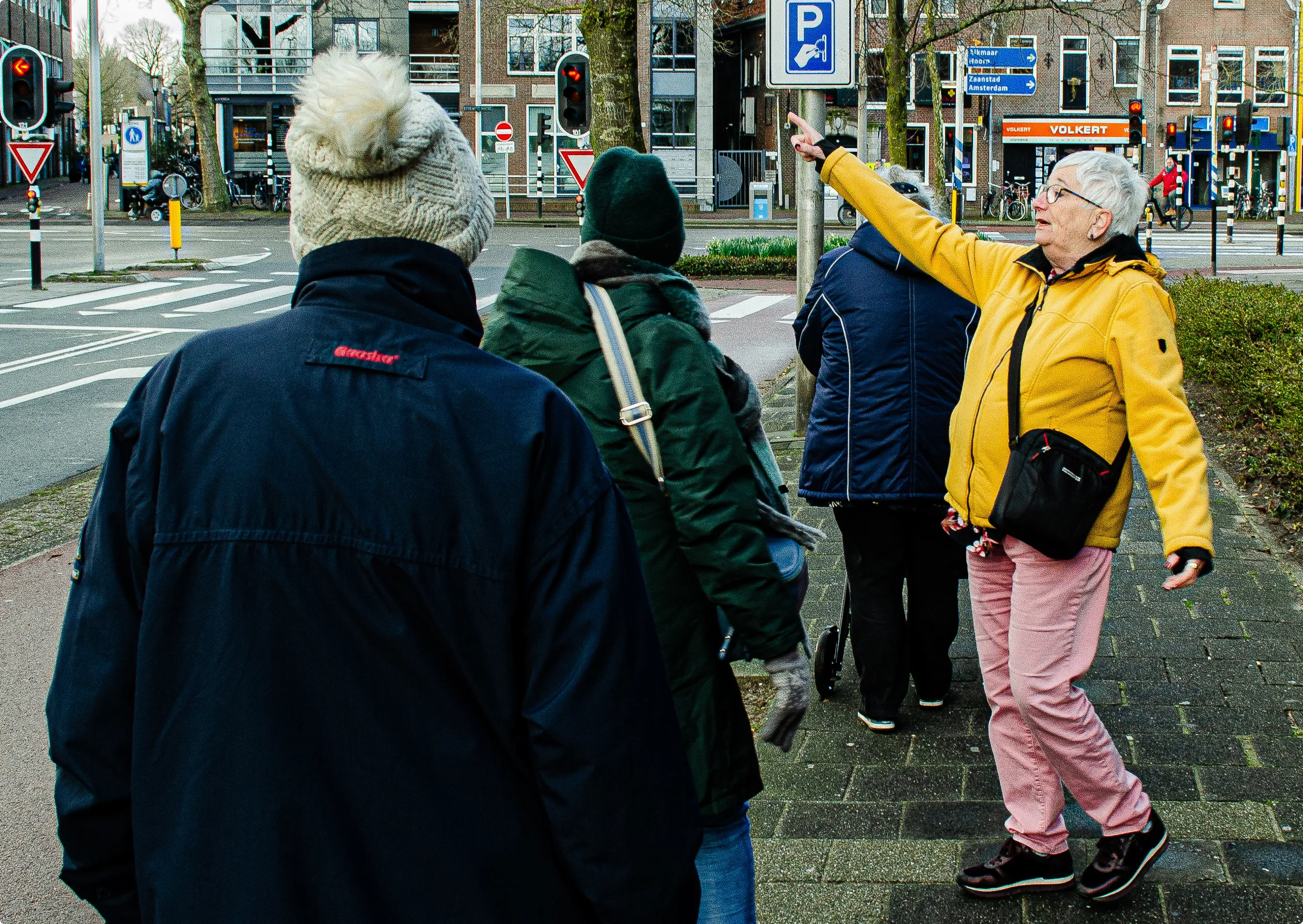 Louise die de andere wandelaars laat zien waar een mooie boom staat.