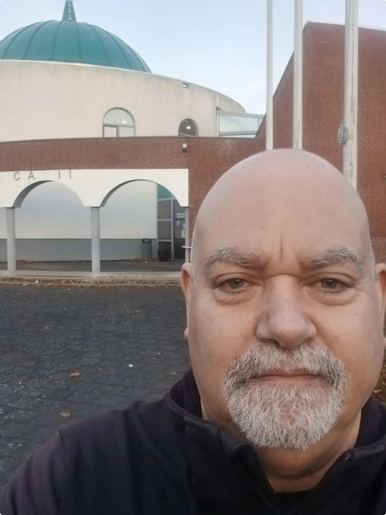 Michael stemt bij de moskee in Bergen op Zoom.