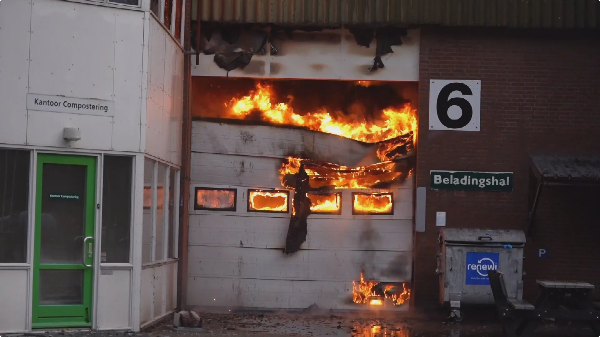 De hal van een van de panden staat door de brand ook in lichterlaaie. Beeld: SQ Vision