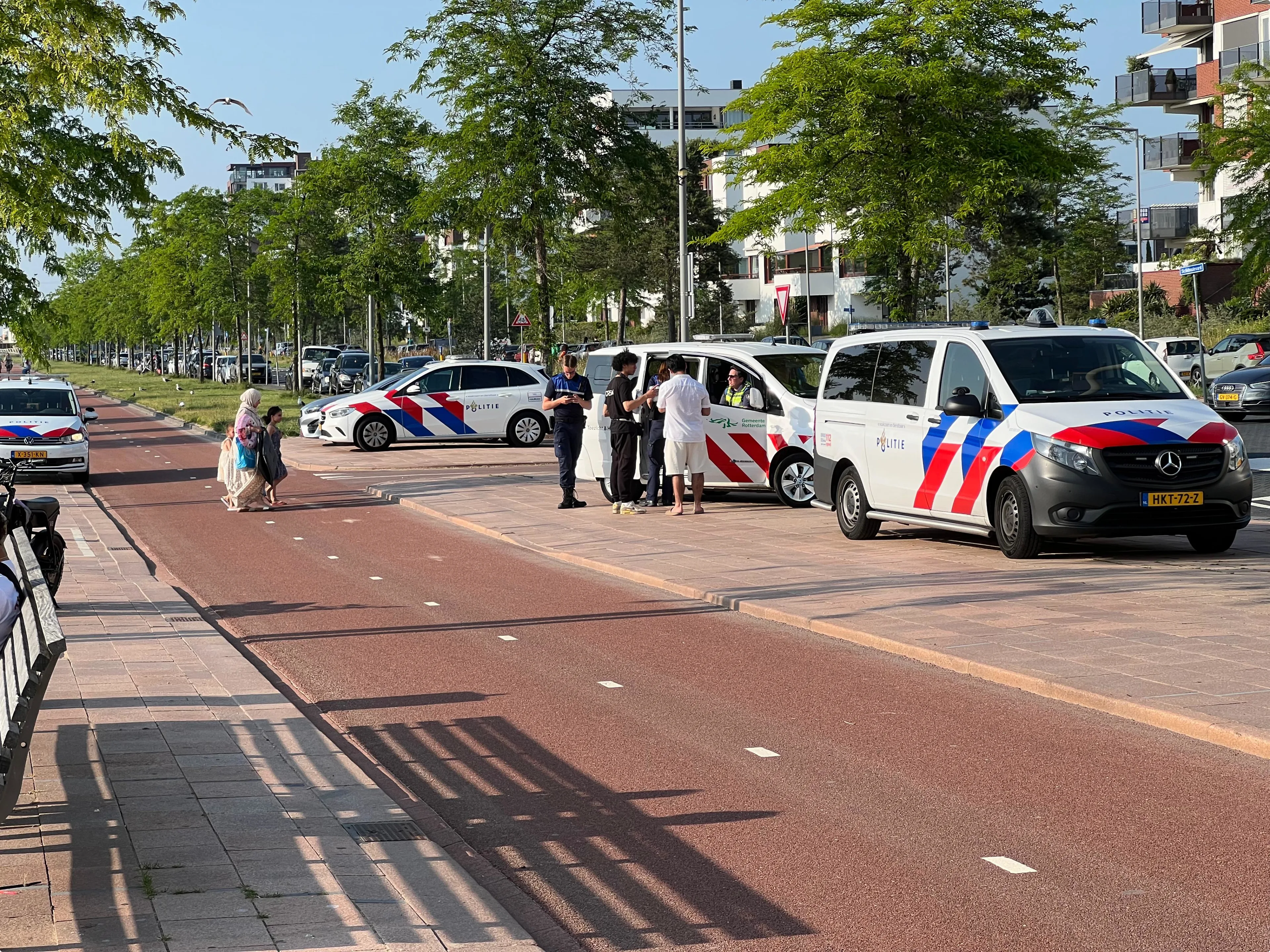 Politie op de been bij strand Nesselande in Rotterdam