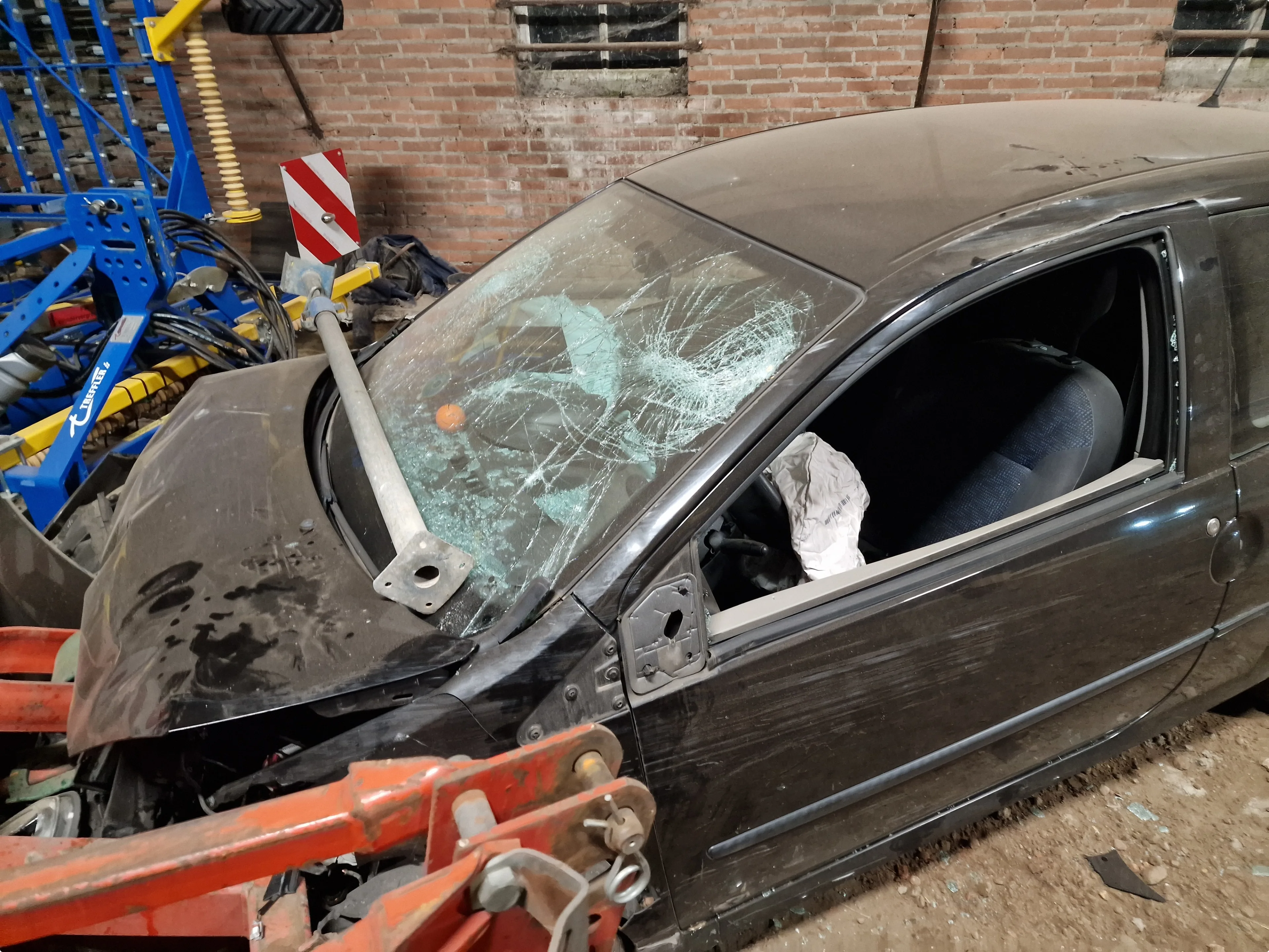 Auto nummer zeven liep zelf ook forse schade op na het ongeluk. Beeld: Steven McGill