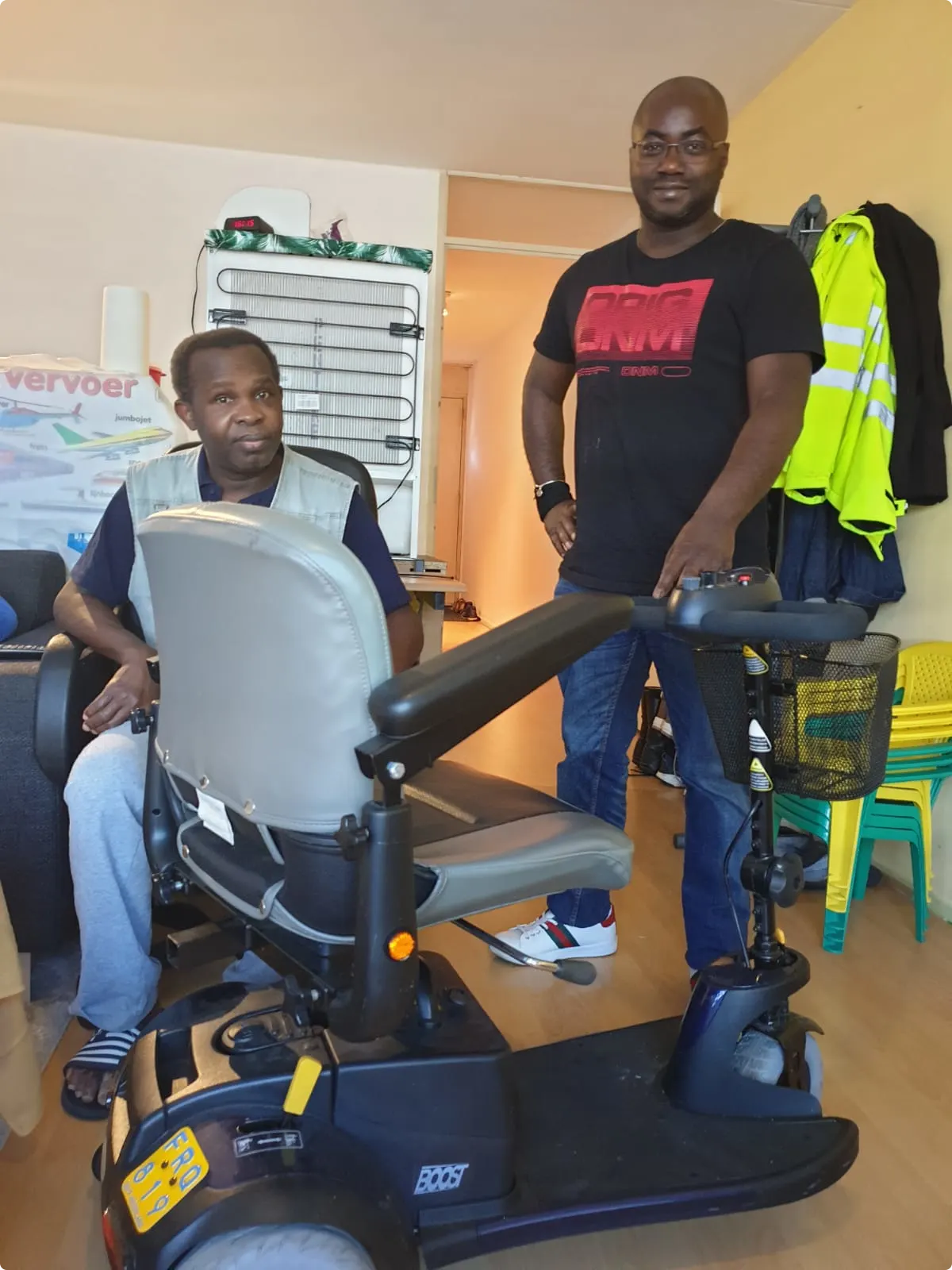 Nelis (links) en zijn neef Bryan (rechts) met de gedoneerde scootmobiel.