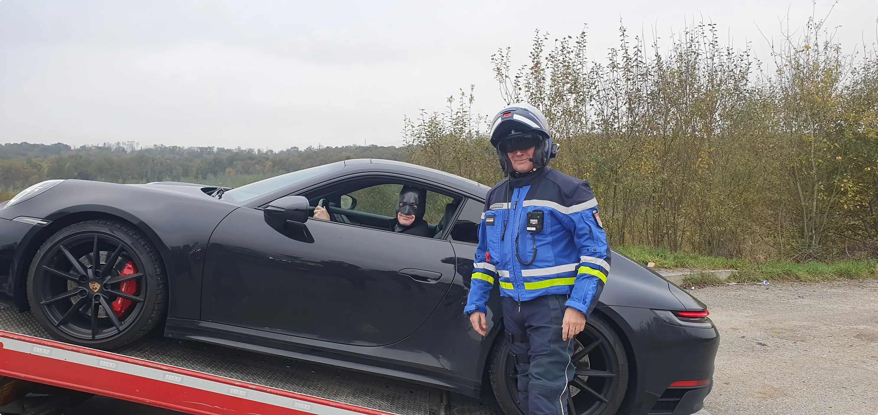 De Nederlandse Batman ging nog even op de foto met de Franse politie Beeld: Gendarmerie des Ardennes - Bleus d'Ardennes