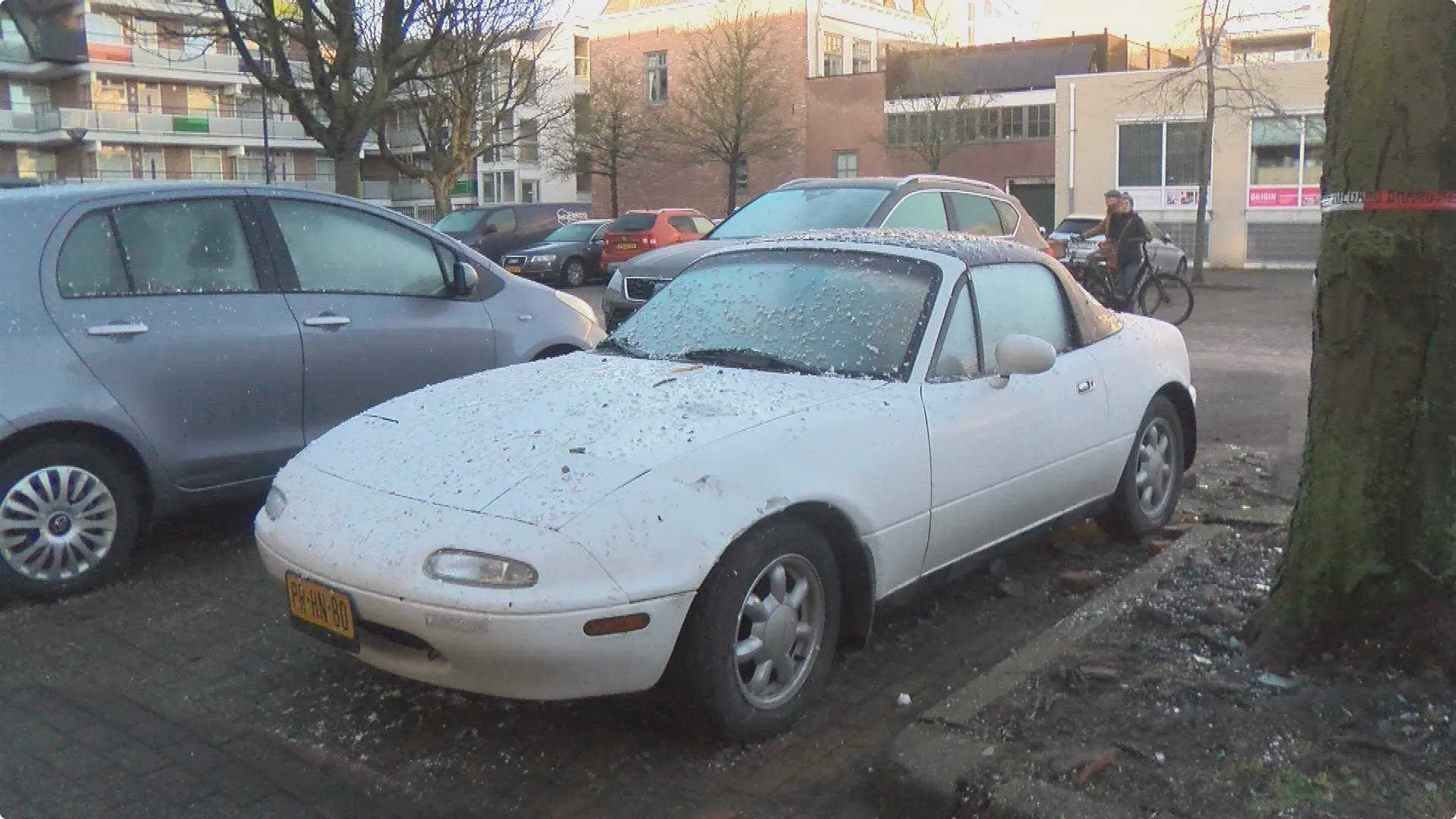 Een witte auto op de parkeerplaats ligt bezaaid met puin van de ontplofte muur en gevel. Beeld: Provicom