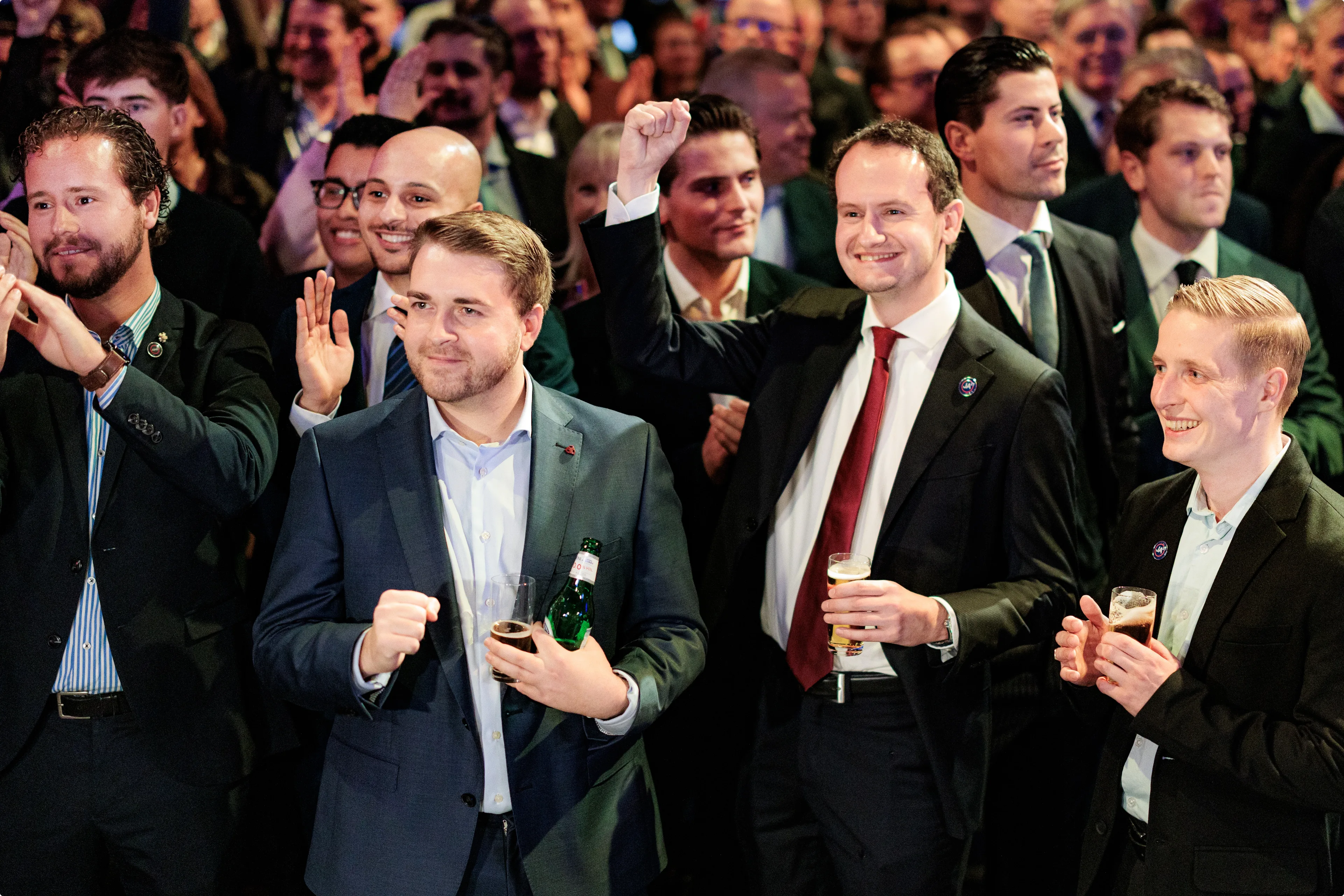 Gejuich en high fives bij JA21 na eerste exitpoll. Beeld: ANP