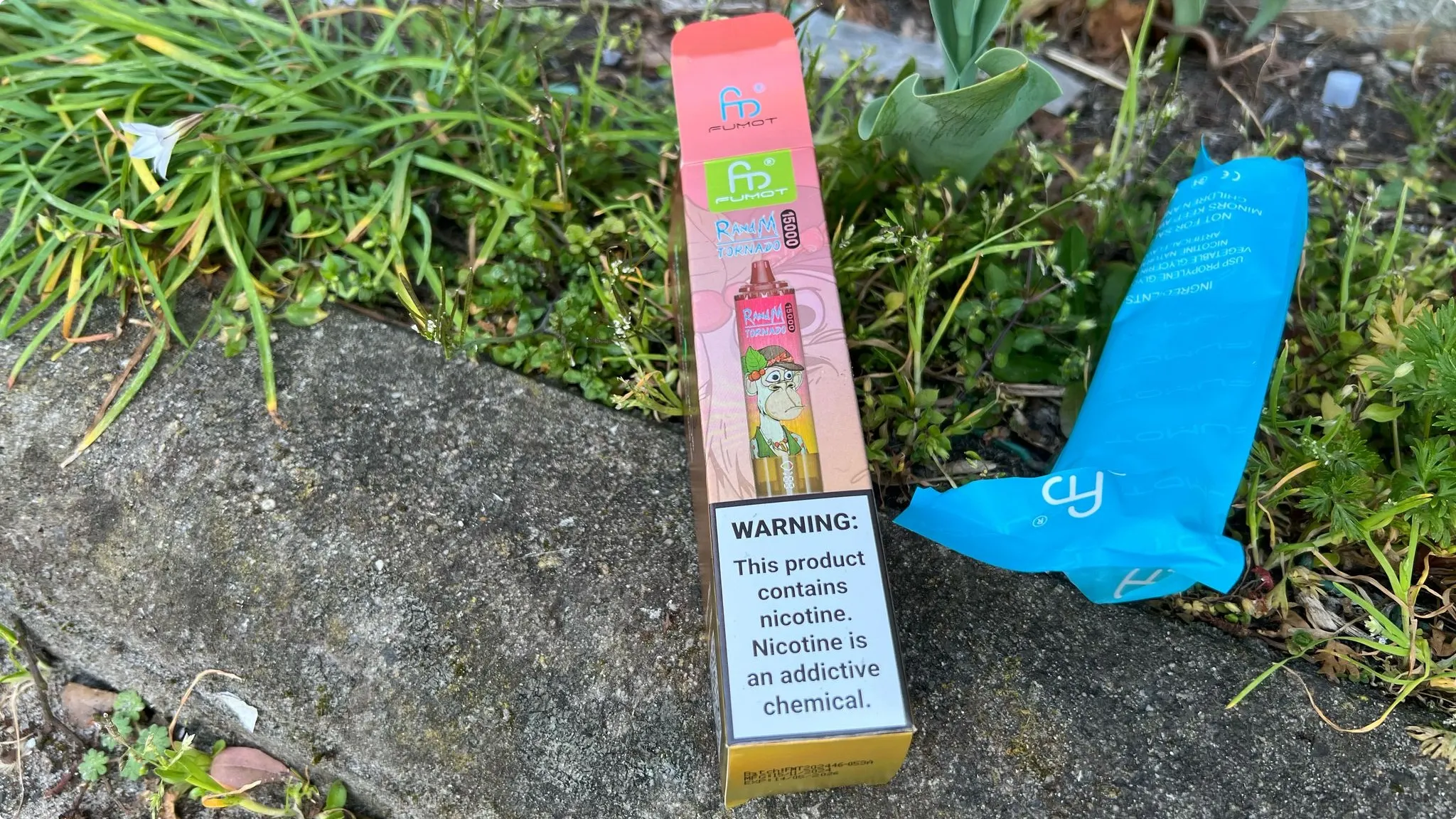 Een lege verpakking van een vape die in de Rousseaustraat in Rotterdam is achtergelaten.