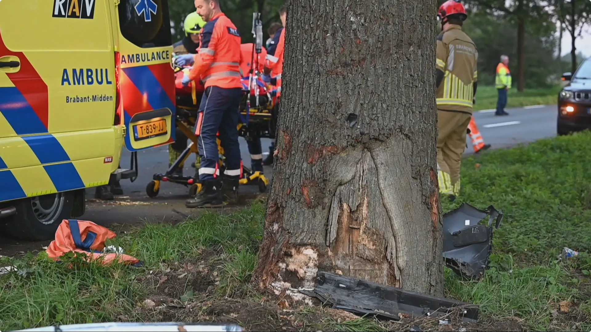 Schade aan de boom is goed te zien. Op de plek van het ongeluk liggen verschillende auto-onderdelen. Beeld: SQ Vision